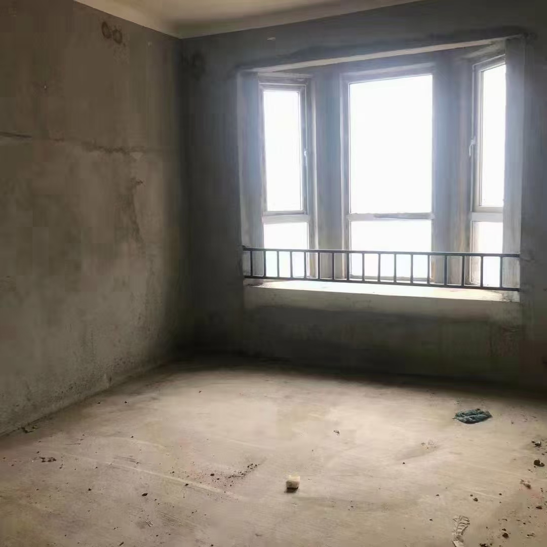 塞納河畔133平，三室兩廳兩衛(wèi)，中間好樓層，證滿兩年，只賣63萬，看房方便！