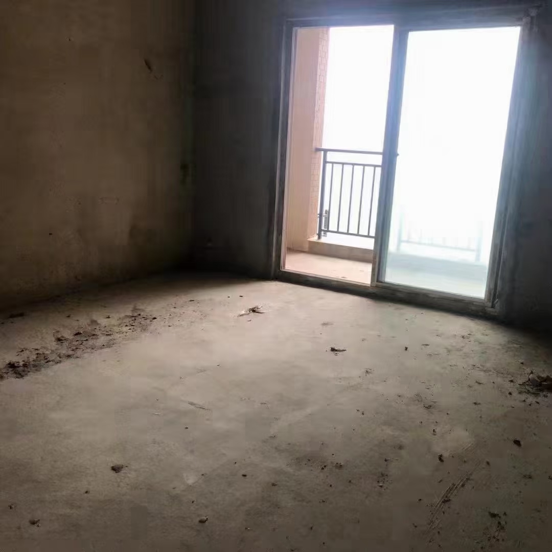 塞納河畔133平，三室兩廳兩衛(wèi)，中間好樓層，證滿兩年，只賣63萬，看房方便！