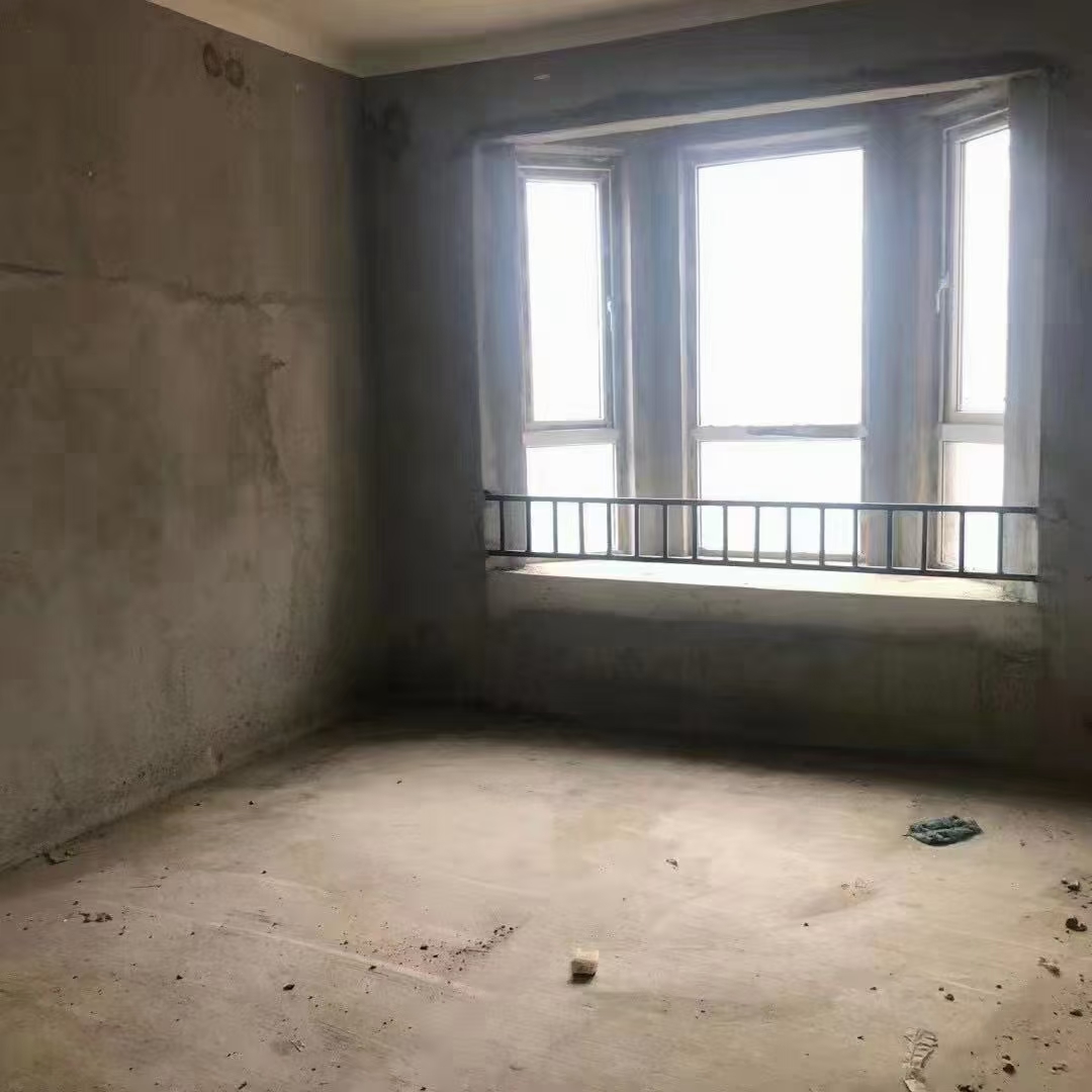 塞納河畔133平，三室兩廳兩衛(wèi)，中間好樓層，證滿兩年，只賣63萬，看房方便！
