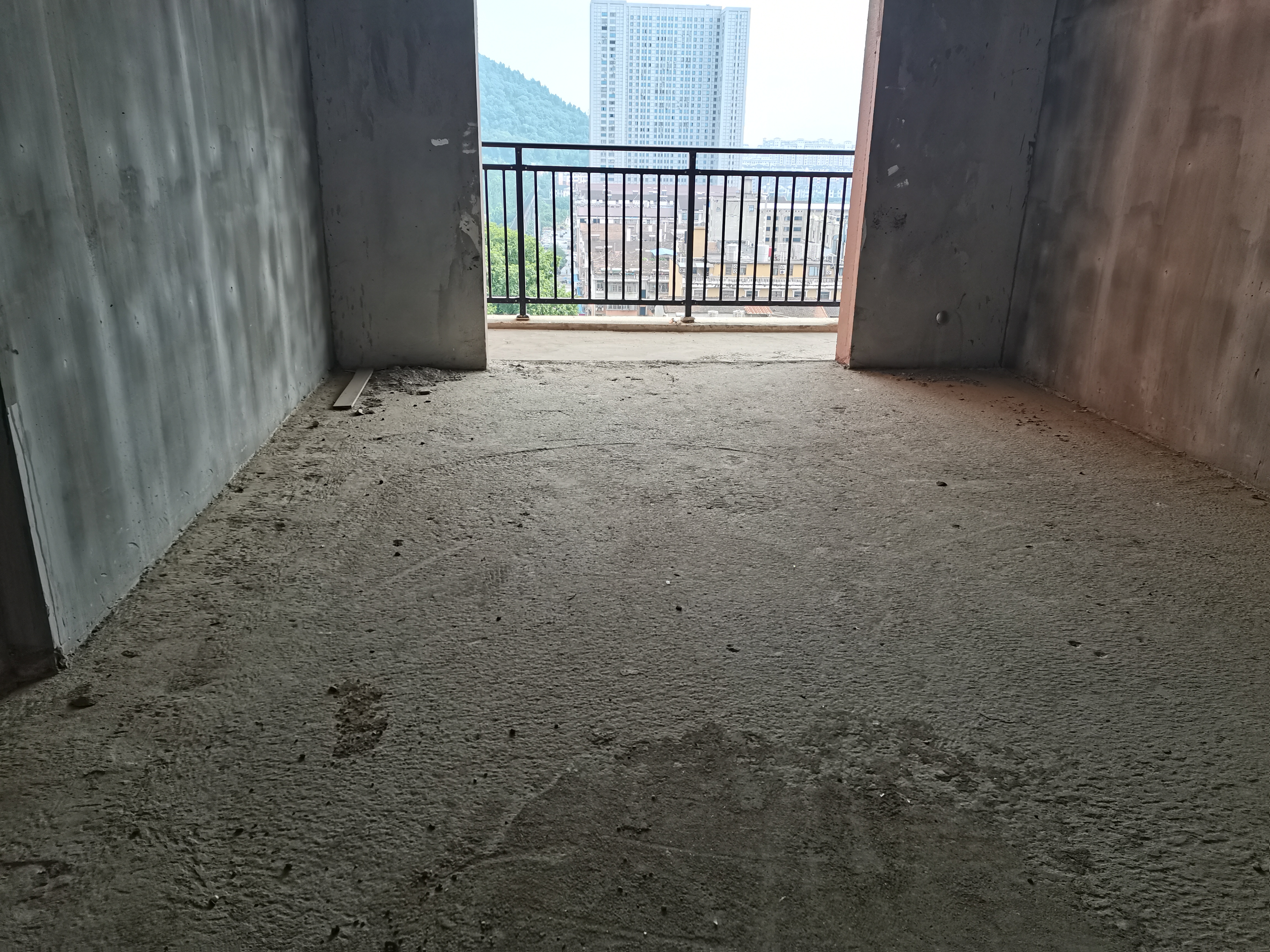 急售！众城国际好楼层三室（可改四室）两厅两卫两个阳台证满二年133平米南北通透户型好采光好售56万