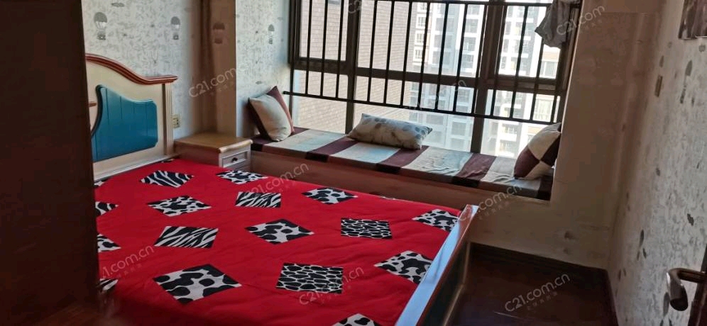萬泰華府，好樓層，125平豪裝，證件滿兩年，業(yè)主外地置業(yè)降價急售，一口價76萬！