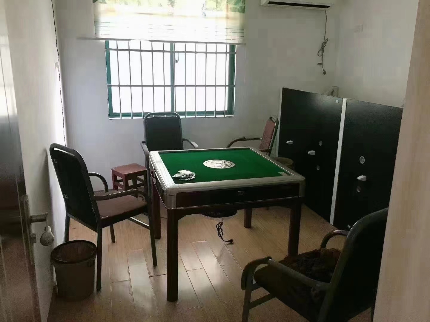 天骄159平四房两厅两卫赠送超大露台当毛坯卖！！证件齐全！售57万！