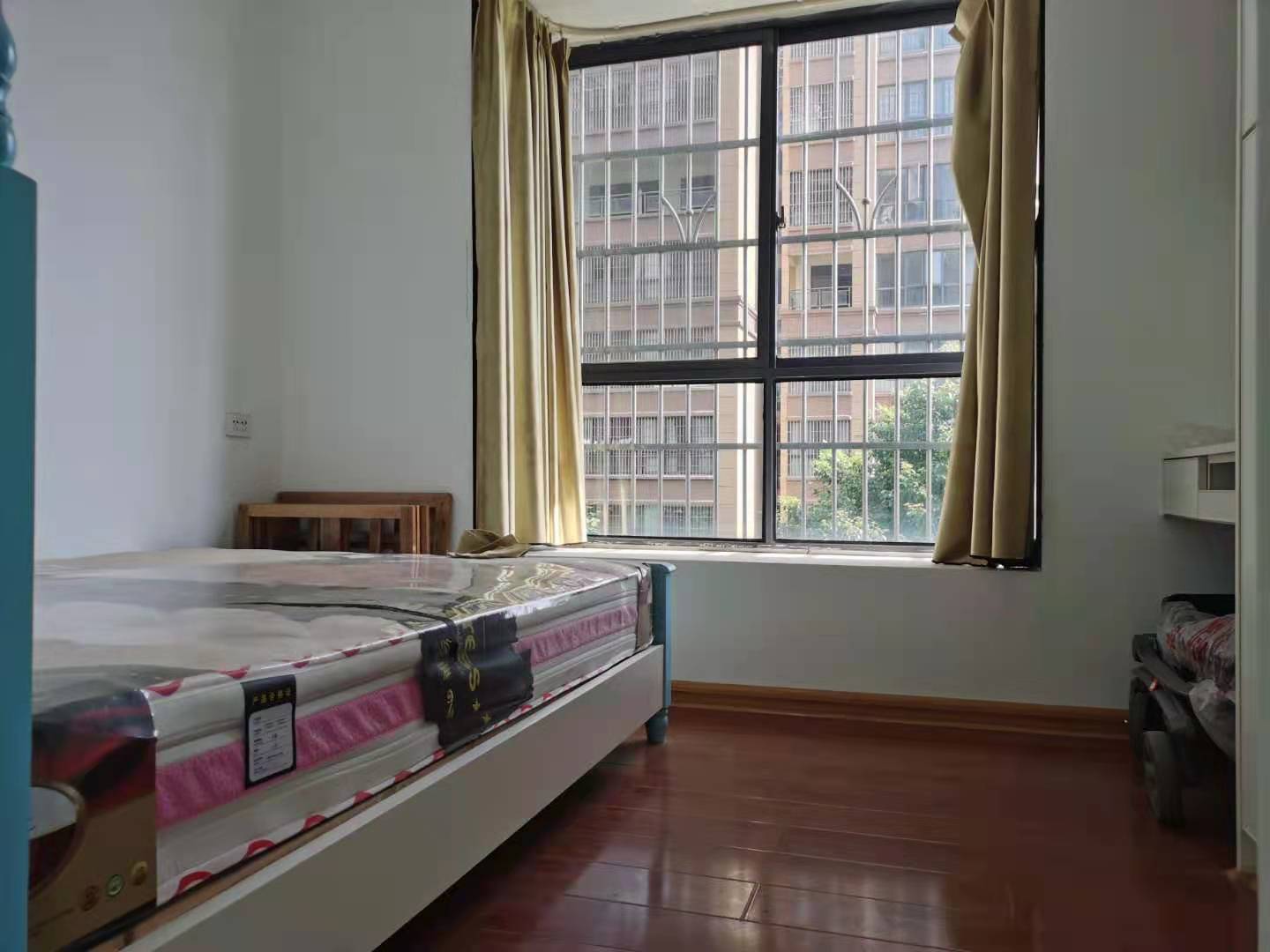 新区火车站附近三室两厅两卫两个阳台采光超好！116平米，证满二年 售5+万