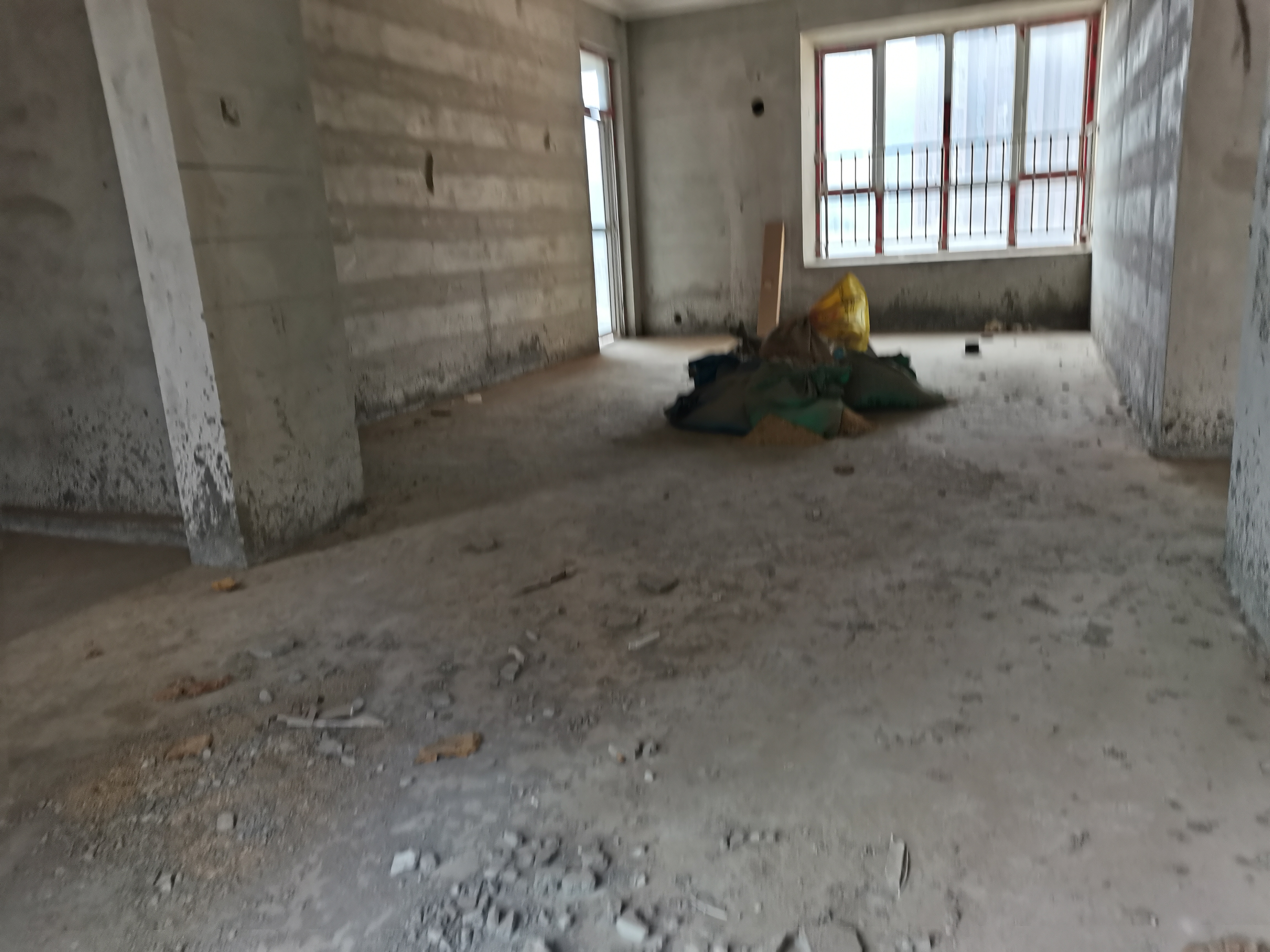 赤马港学校附近 电梯房好楼层 四室两厅两卫带大阳台 送入户花园 证满二年