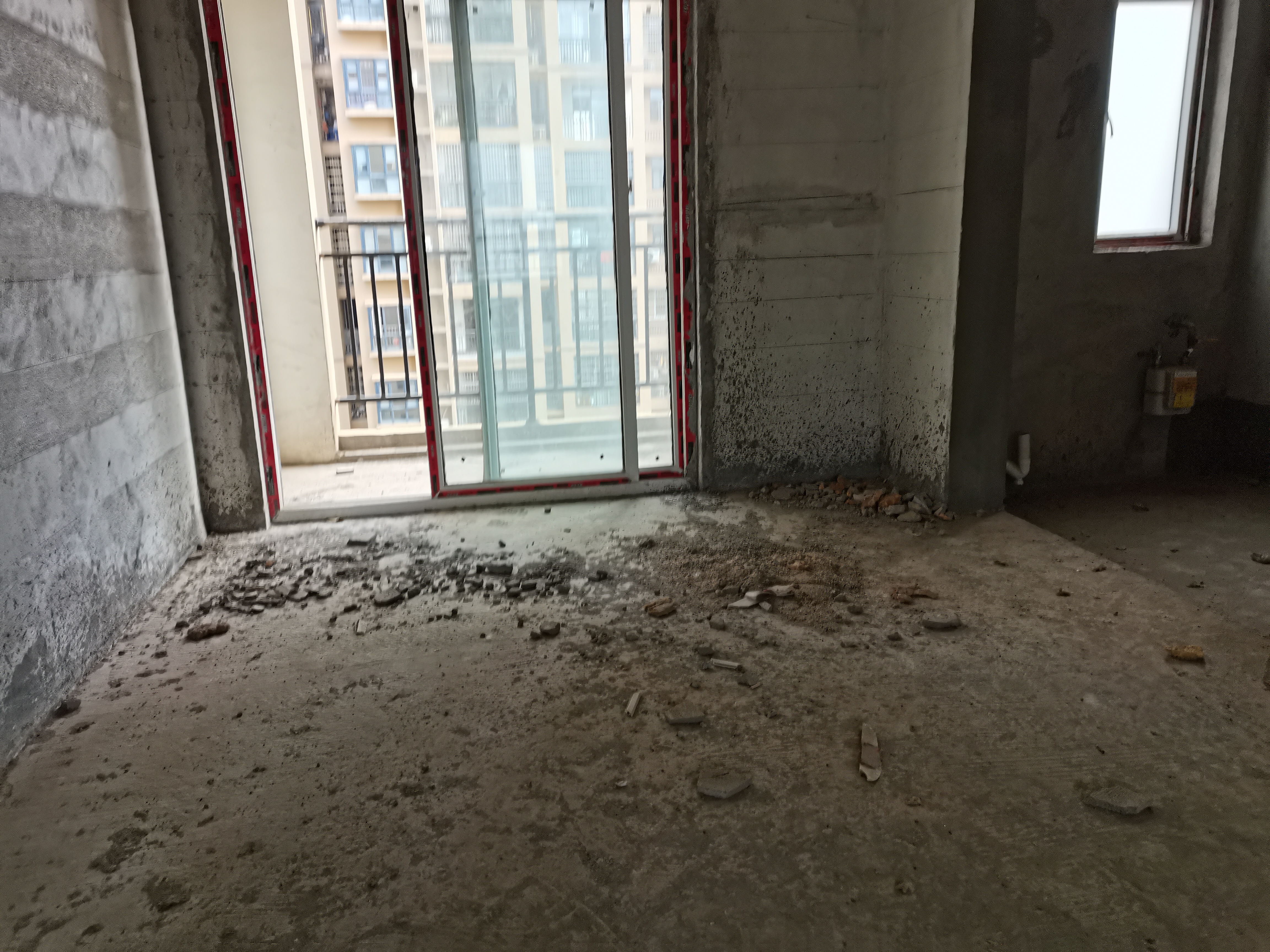 赤马港 附近电梯房好楼层四室两厅两卫带大阳台送入户花园证满二年
