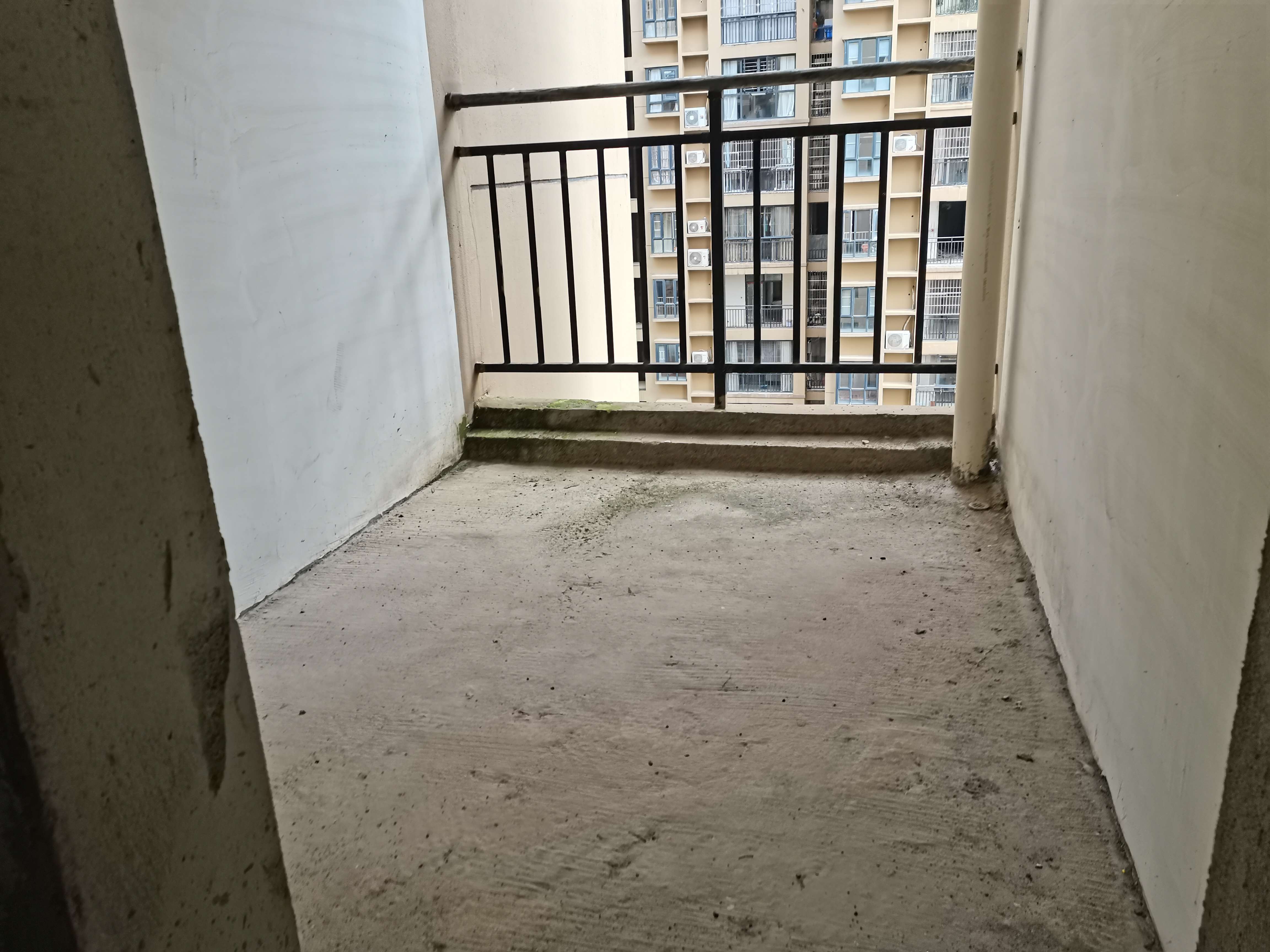 赤马港 附近电梯房好楼层四室两厅两卫带大阳台送入户花园证满二年