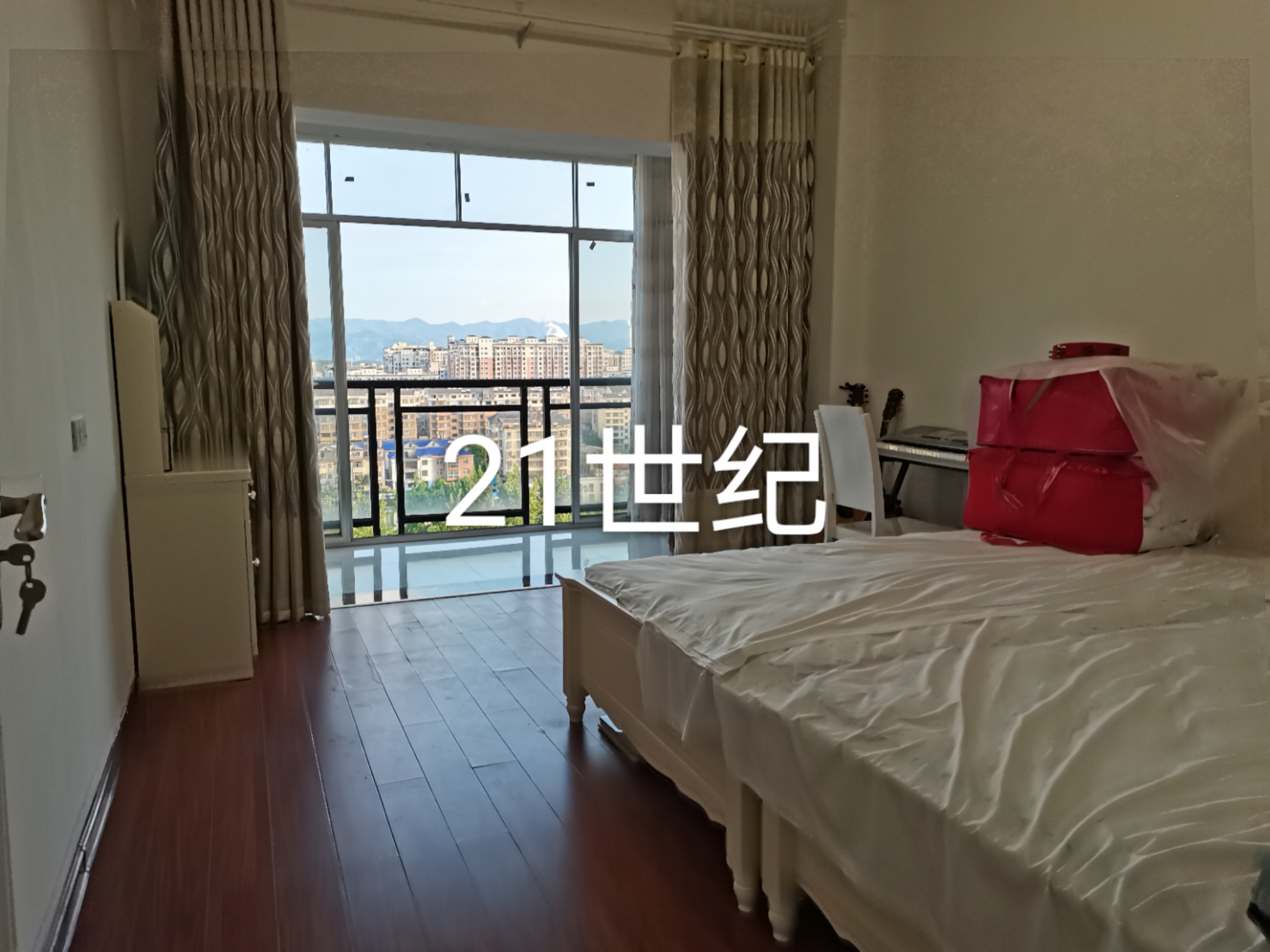 急售！东洲桥头电梯房101平米精装两房两厅双阳台采光好！朝南户型！证满二年业主长期在外地房子很新没怎么住