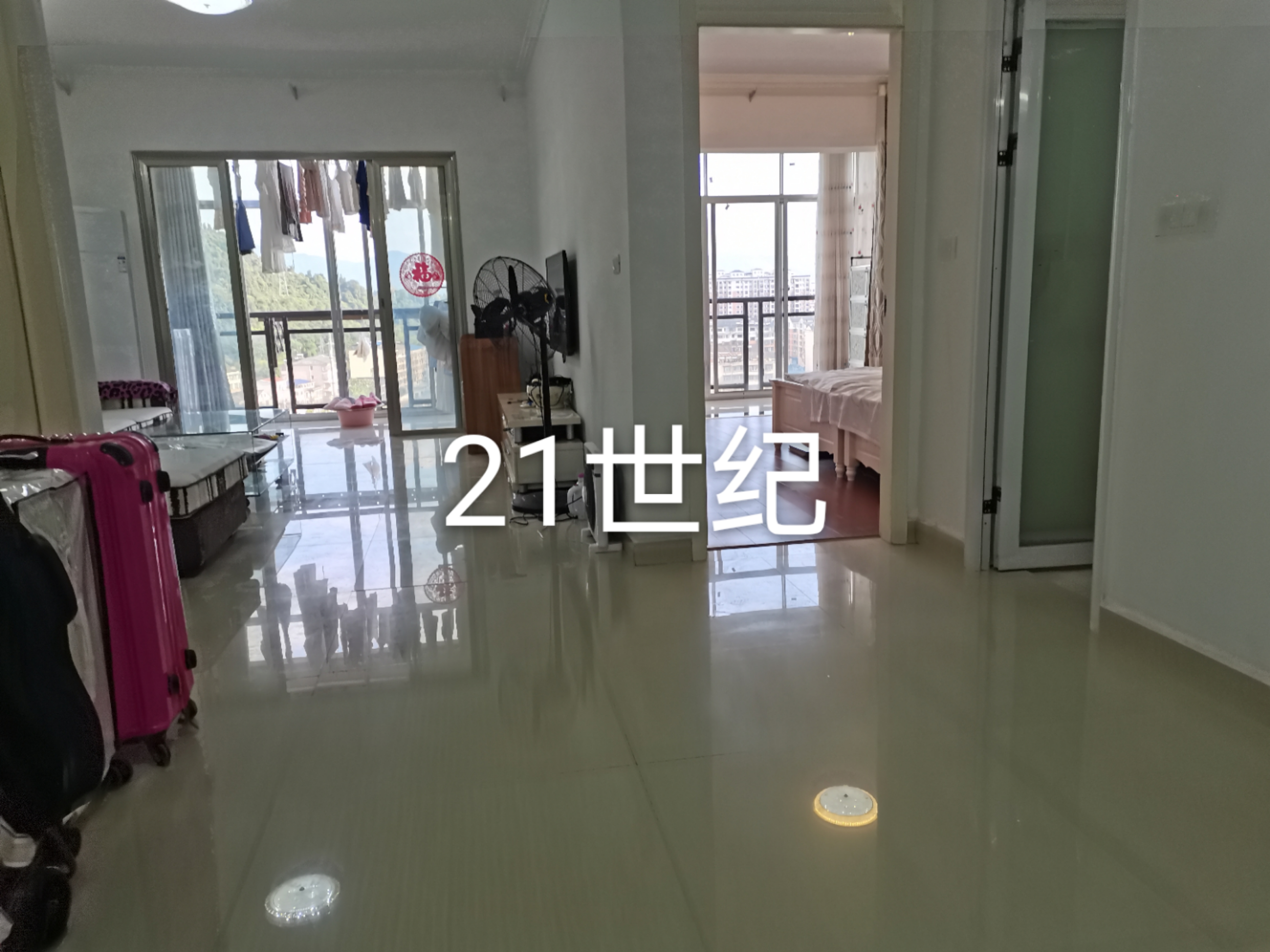 急售！东洲桥头电梯房101平米精装两房两厅双阳台采光好！朝南户型！证满二年业主长期在外地房子很新没怎么住