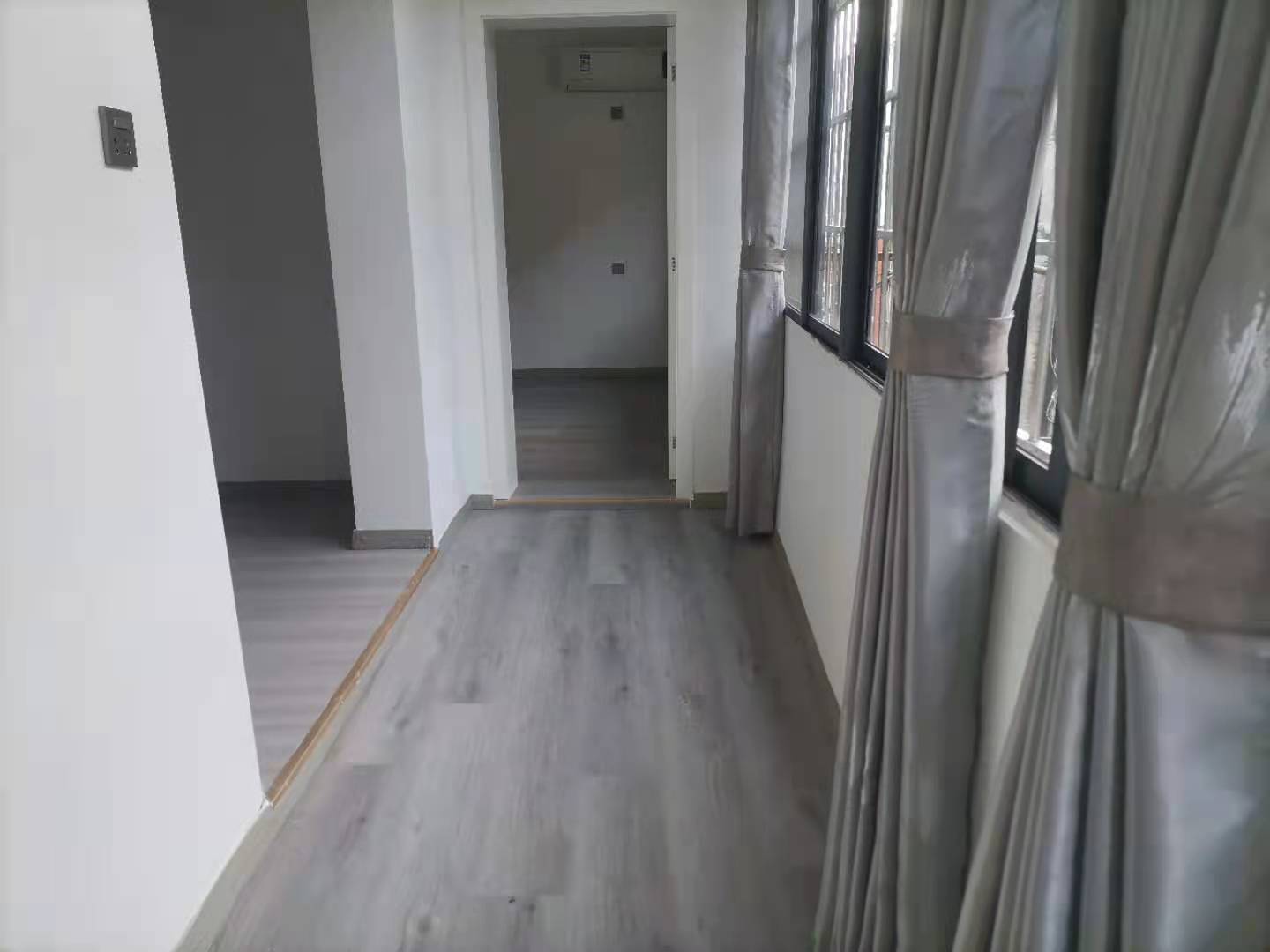 城西二巷单位小区全新翻修，82.57平，可作四房（有两房面积不在82.57平之内），证满两年， 售33万，钥匙🔑在手，看房方便！