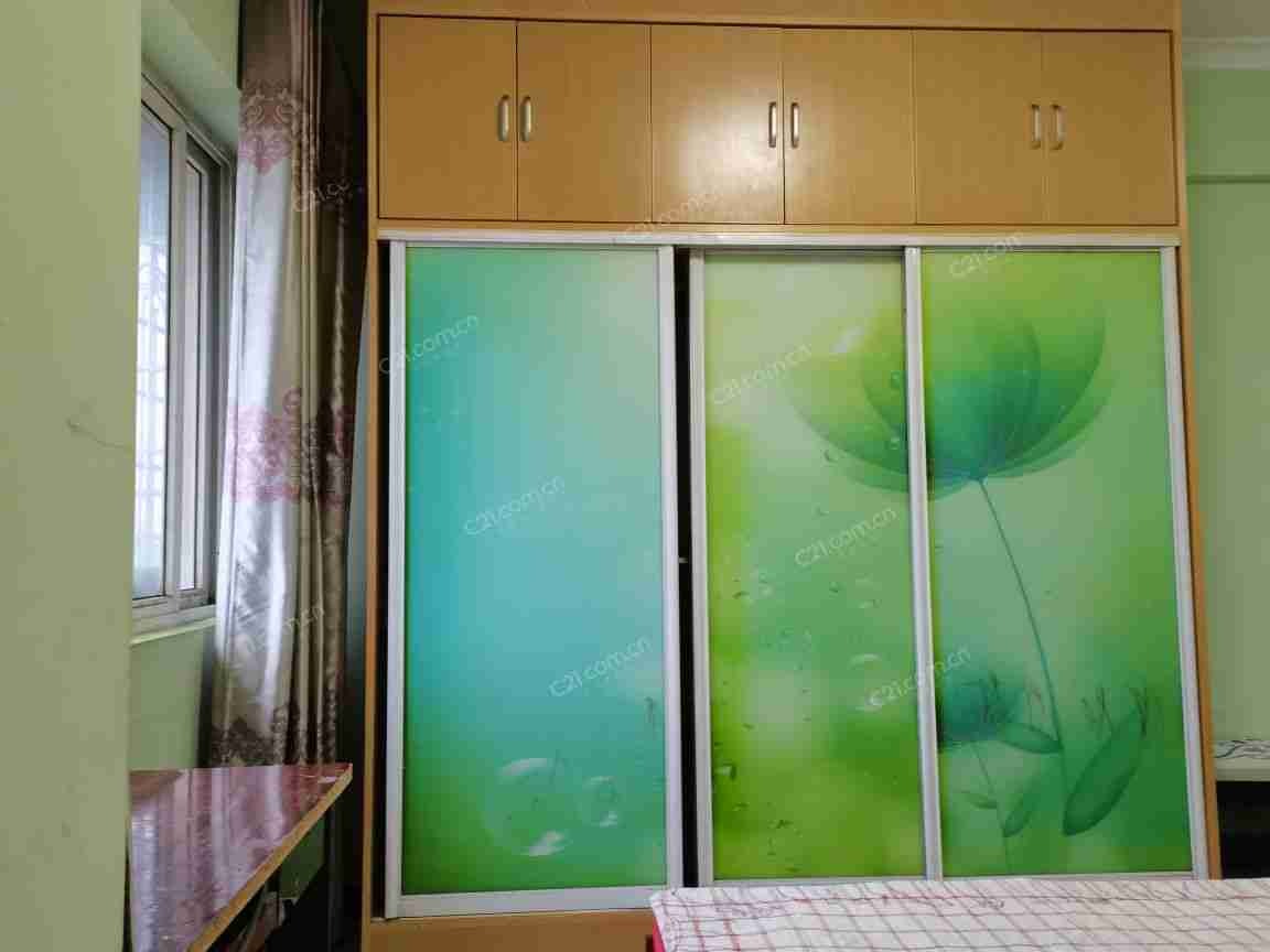 金三角時(shí)代廣場(chǎng)單身公寓出租家電及生活設(shè)施齊全，精裝修，拎包入住，700元/月。