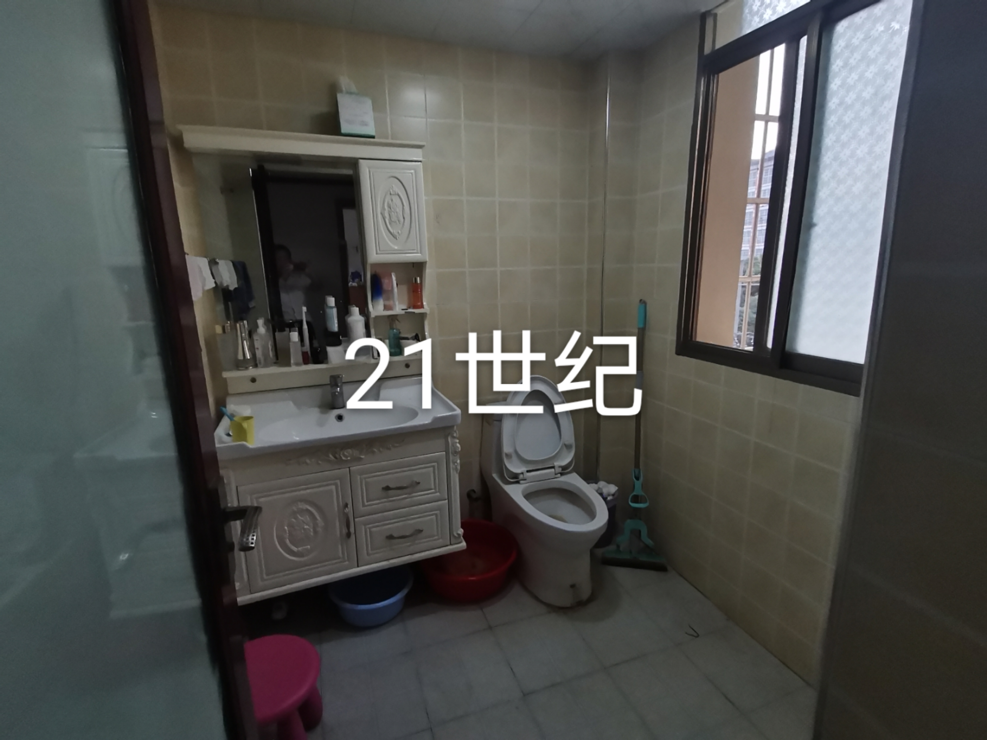 新区单位房好楼层使用面积162平米三室两厅三个大阳台证满二年售69万