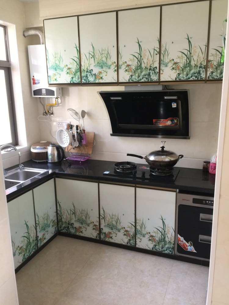 急售！依山傍水万泰华府精装修电梯房好楼层四室两厅带大阳台证件齐全 售6+万看房有钥匙