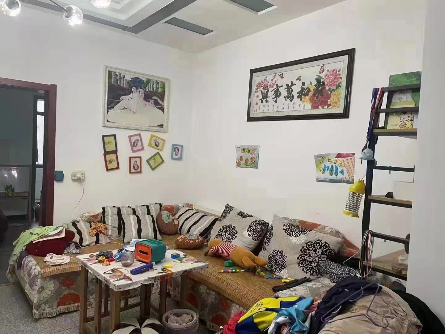 新区单位房三房来啦！全新装修。证件齐全。 35万。。。