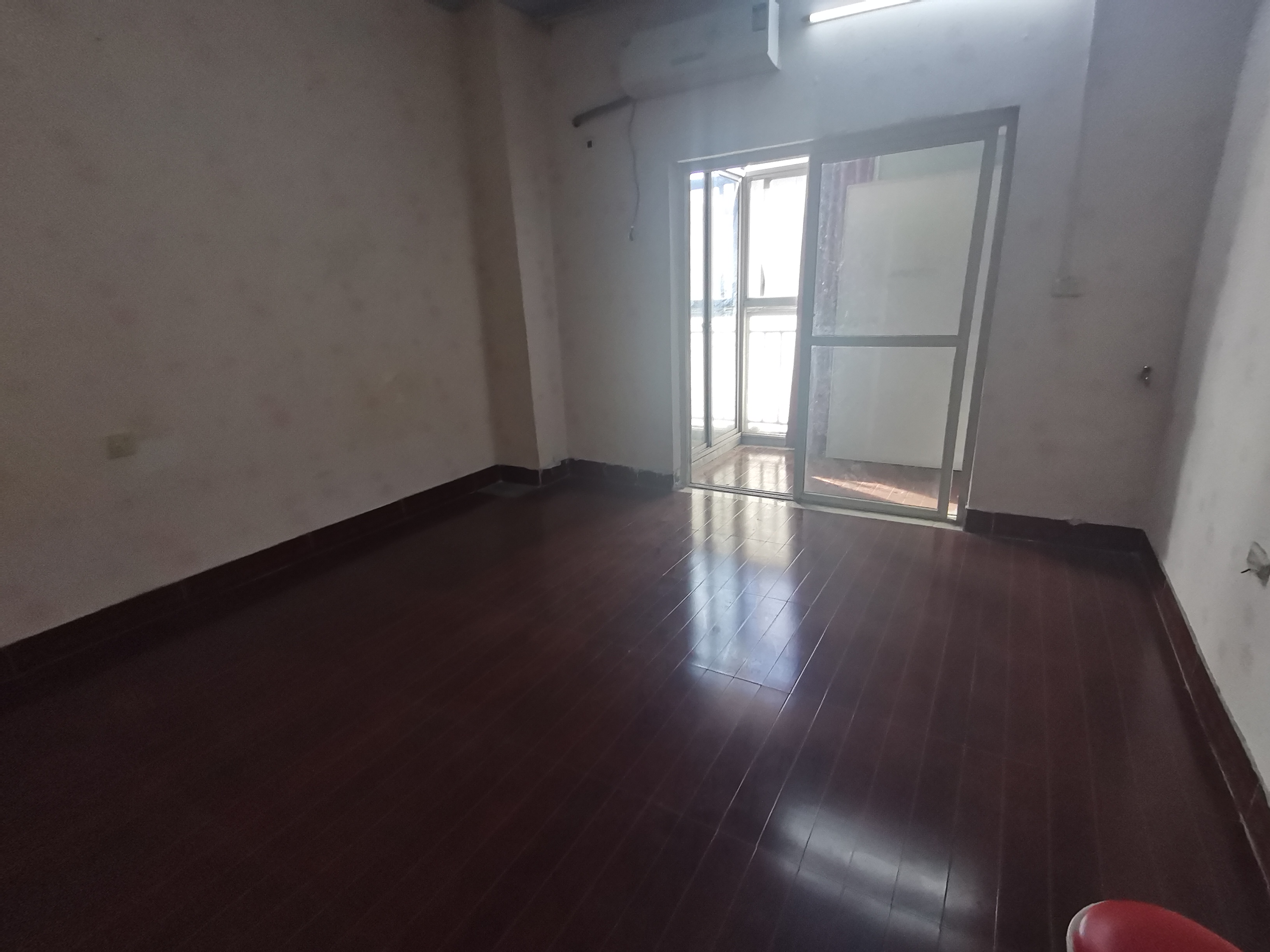 一小一中附近时代广场，99平米，2室2厅一厨一卫一阳台！证件齐全满2年！ 售43万！ 看房15827916568
