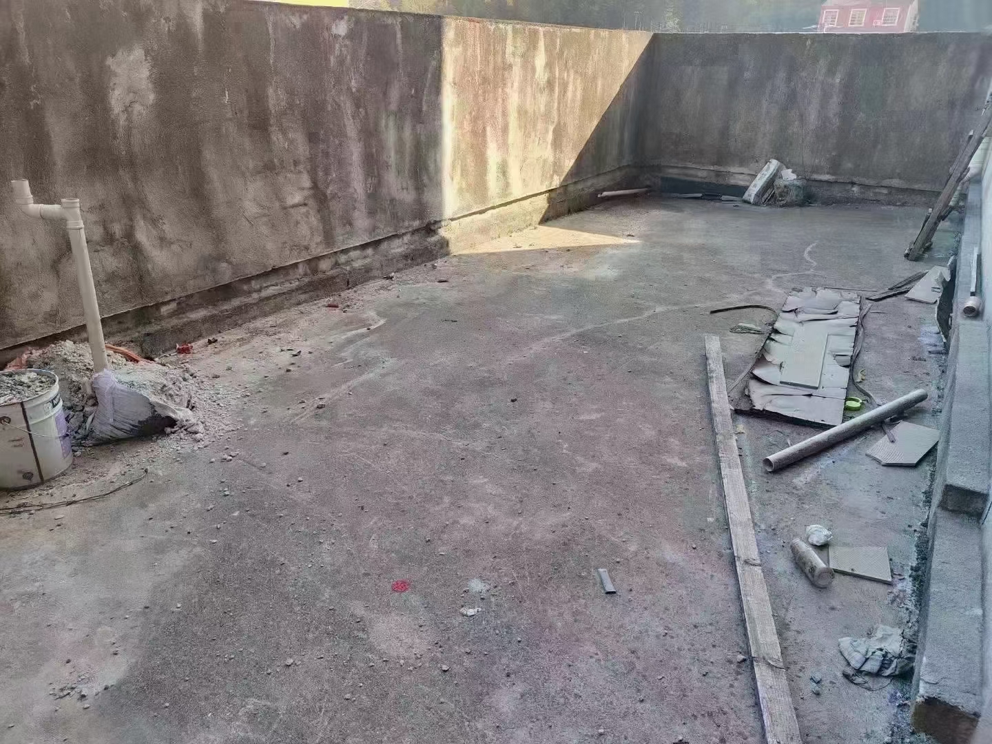 喜歡帶露臺(tái)的朋友看過來！五小門口沁園小區(qū)，110平三房兩廳兩衛(wèi)，帶露臺(tái)面積40平，現(xiàn)誠心出售50萬，鑰匙在手。