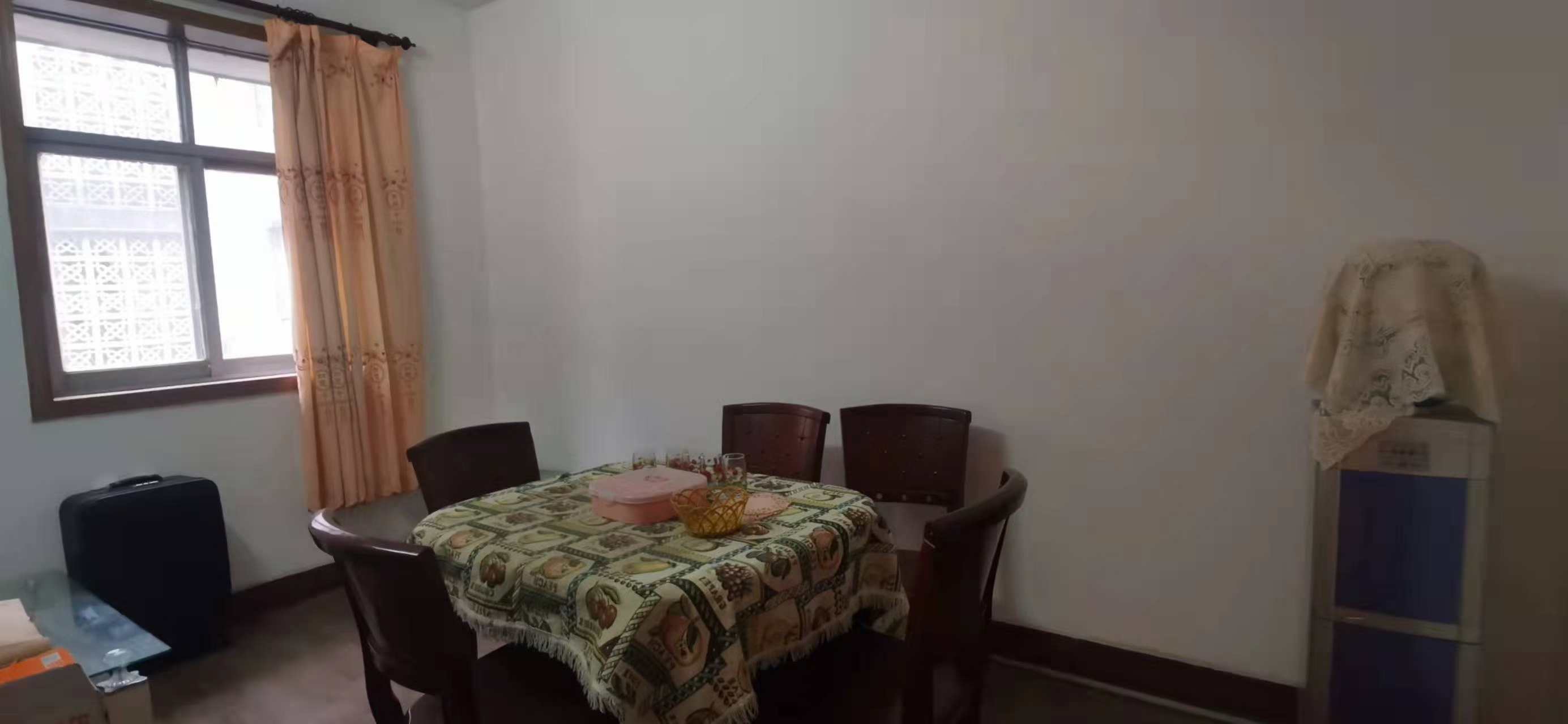一小一中附近，西湖小区中层，90平三房，证齐， 售30万！