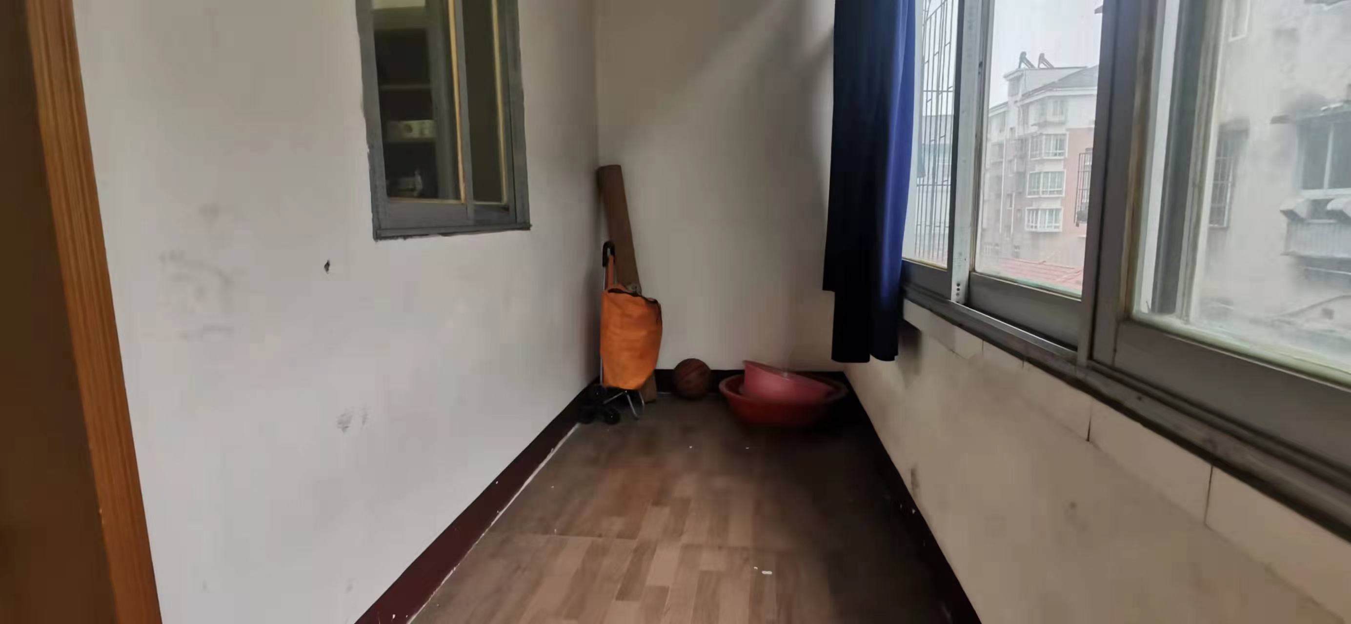 一小一中附近，西湖小区中层，90平三房，证齐， 售30万！