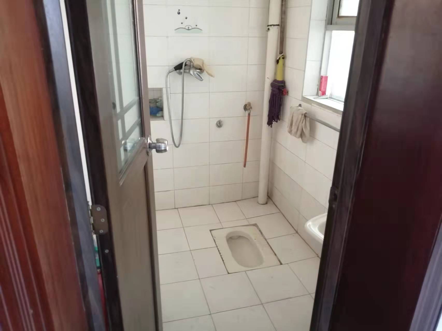 老城区一中附近单位房！闹中取静，孩子上学，住家，交通便利！四室两厅两卫精装修，家电齐全！售45万！