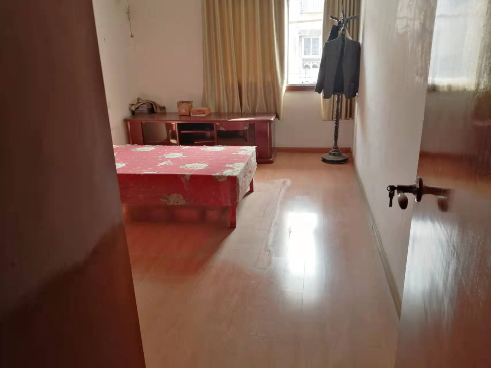 老城区一中附近单位房！闹中取静，孩子上学，住家，交通便利！四室两厅两卫精装修，家电齐全！售45万！