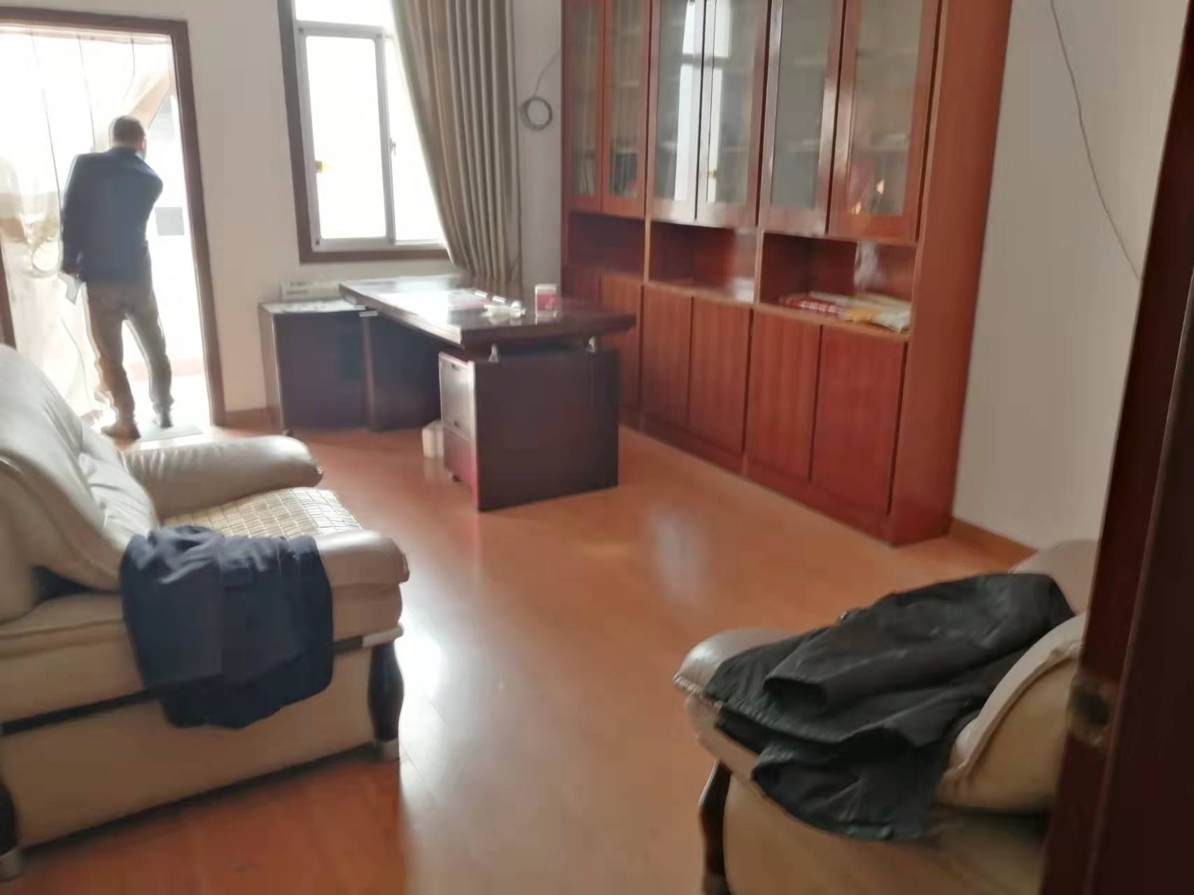 老城区一中附近单位房！闹中取静，孩子上学，住家，交通便利！四室两厅两卫精装修，家电齐全！售45万！