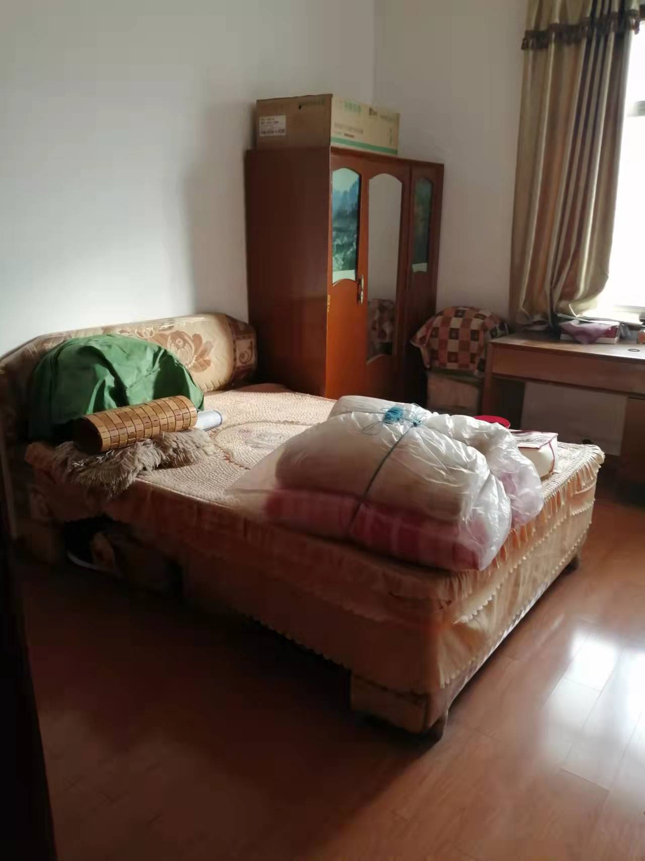 老城区一中附近单位房！闹中取静，孩子上学，住家，交通便利！四室两厅两卫精装修，家电齐全！售45万！