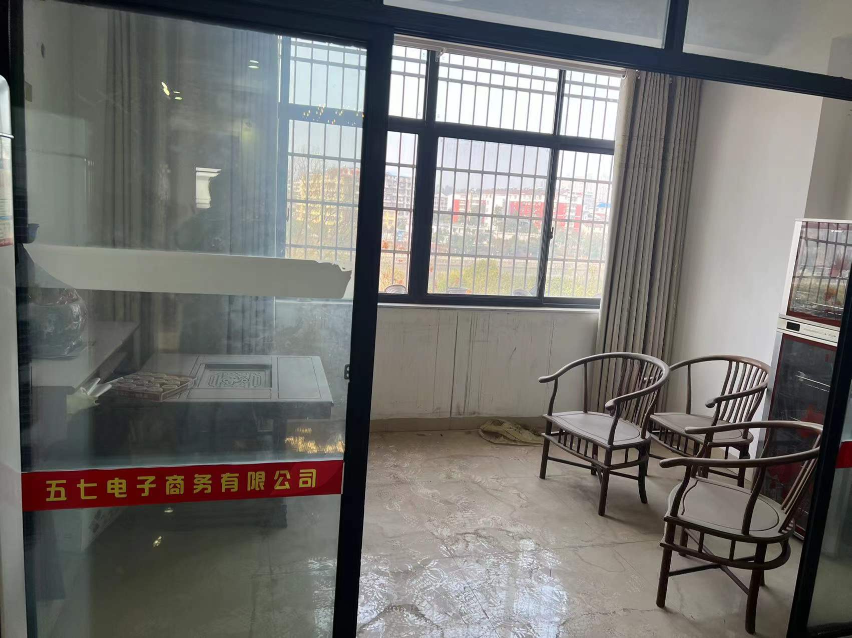 东洲片河景房好楼层3室2厅2卫137平带装修证满两年东西朝向售价58万