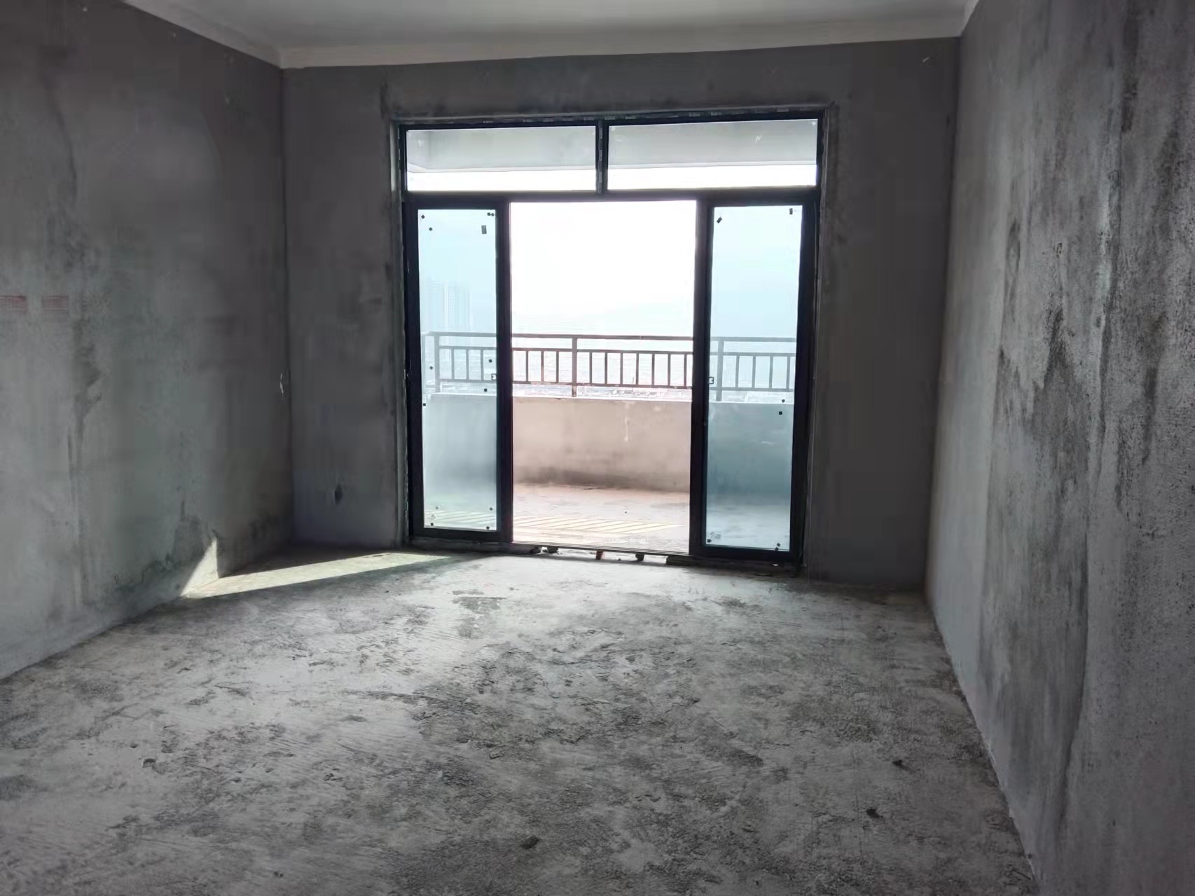 鹏城清华府专梯专户好楼层三房两卫，南北通透双阳台亏本卖58万，证件齐全