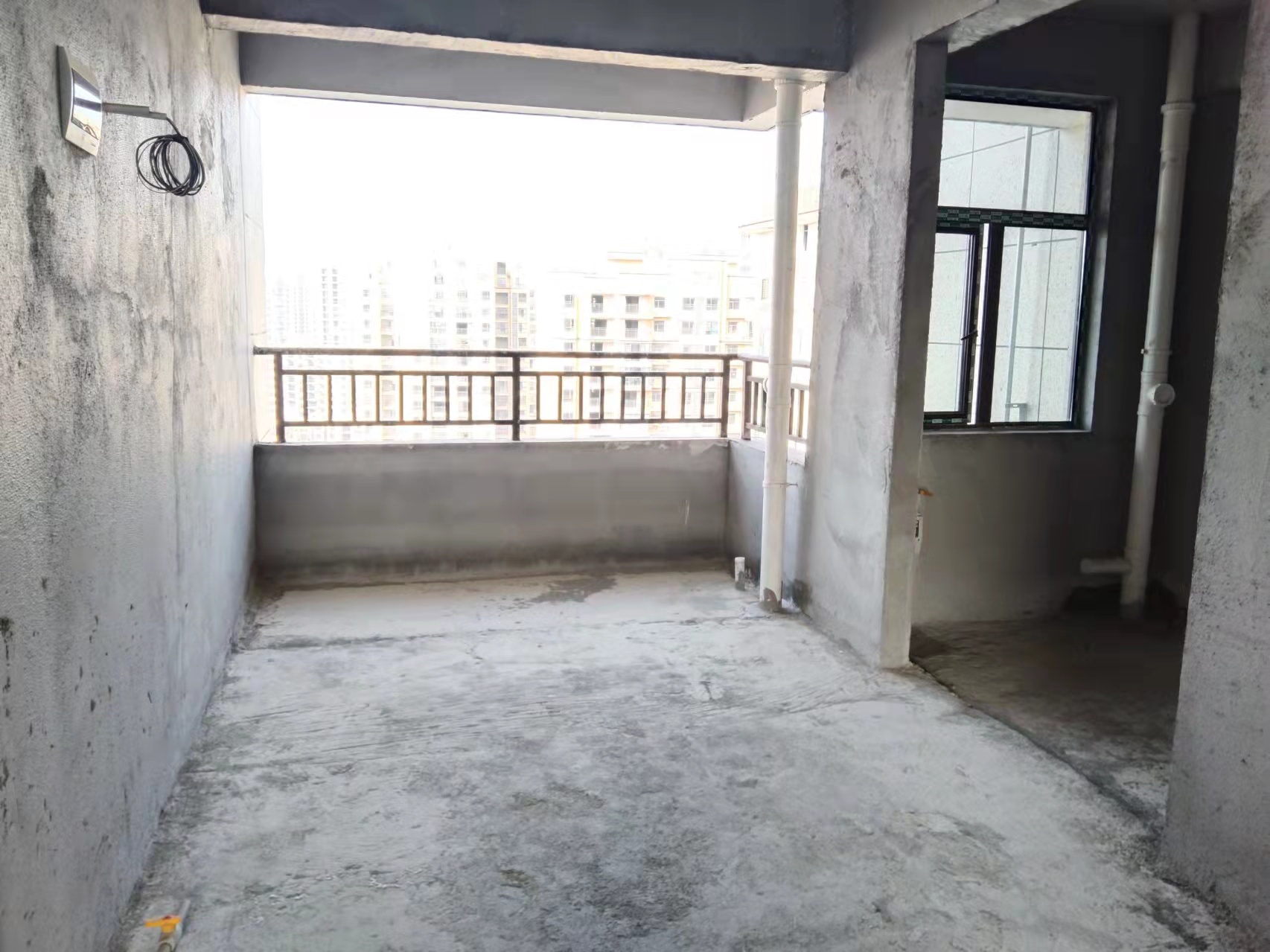 鹏城清华府专梯专户好楼层三房两卫，南北通透双阳台亏本卖58万，证件齐全