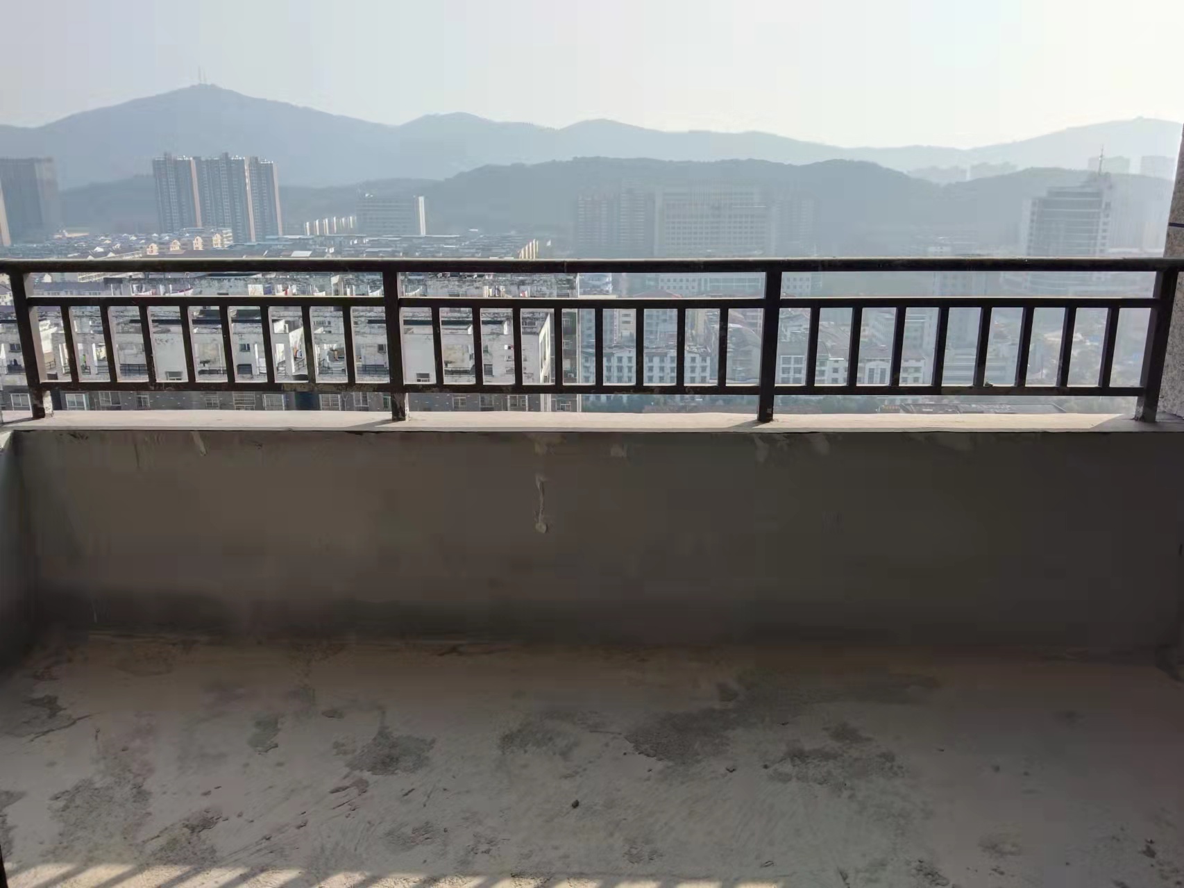 鹏城清华府专梯专户好楼层三房两卫，南北通透双阳台亏本卖58万，证件齐全