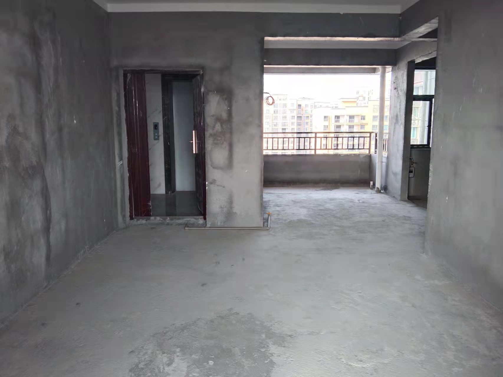 鹏城清华府专梯专户好楼层三房两卫，南北通透双阳台亏本卖58万，证件齐全