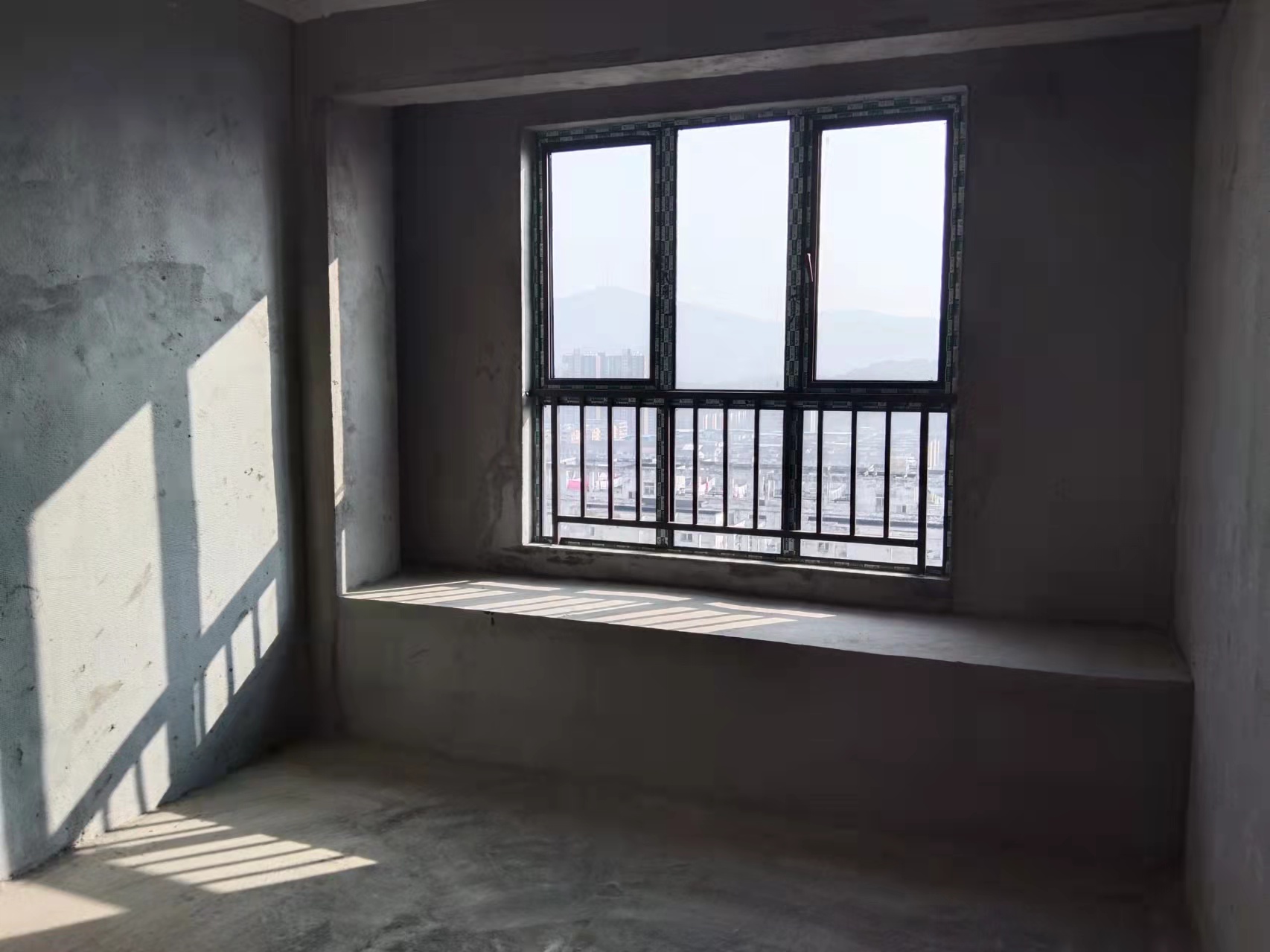 鹏城清华府专梯专户好楼层三房两卫，南北通透双阳台亏本卖58万，证件齐全