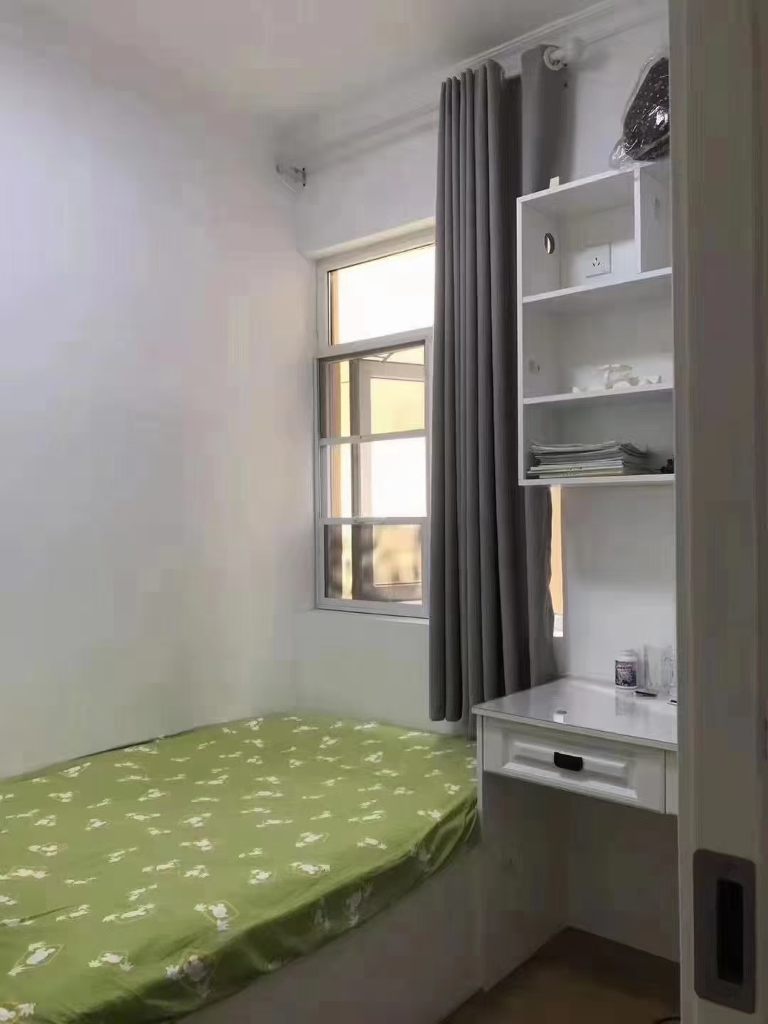 御龙学府电梯房两房两厅一卫证件齐全房子装修很漂亮，朝南售33.5万