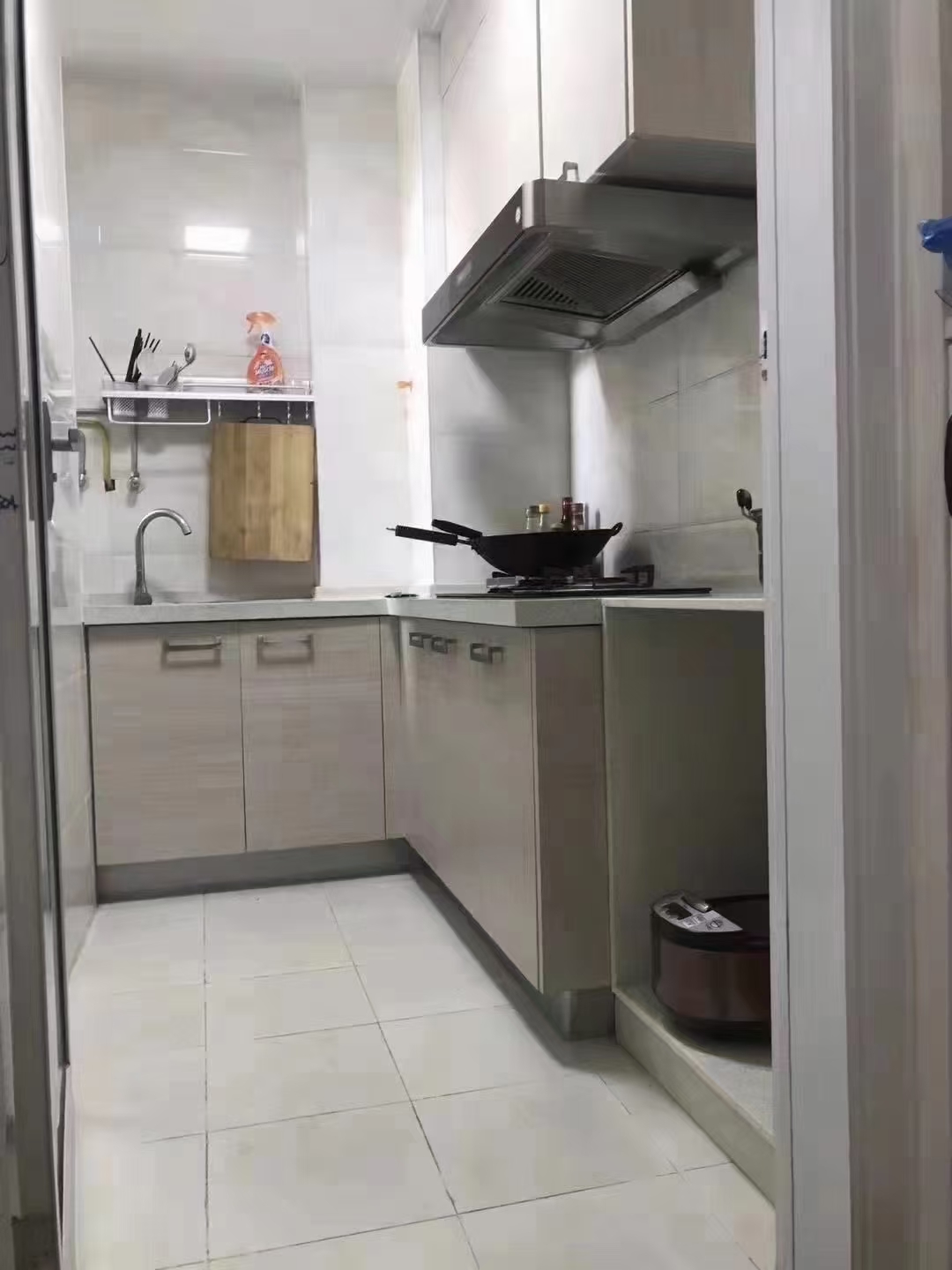 御龙学府电梯房两房两厅一卫证件齐全房子装修很漂亮，朝南售33.5万
