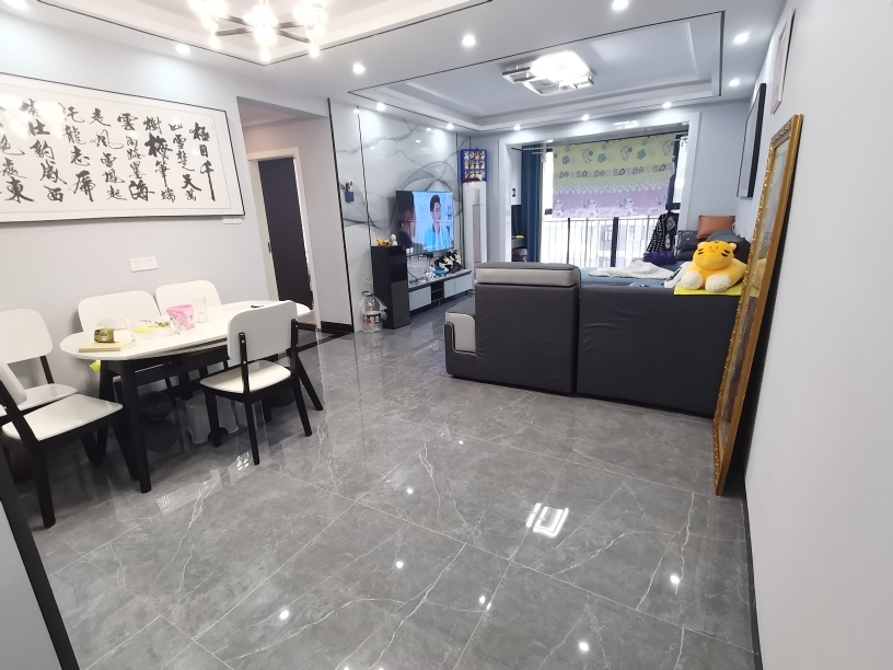 雍景新城9.9成新好樓層好戶型三室兩廳兩衛(wèi)證件齊全帶家電家私售70萬
