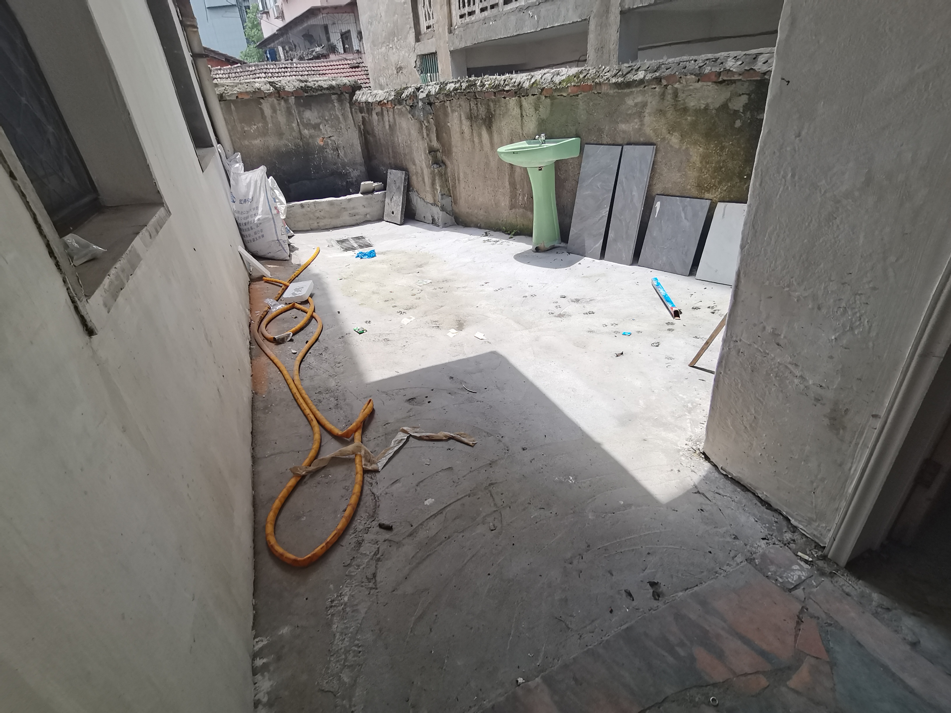 老城区一中附近单位房四室两厅，带一个院子，不动产证在手，售32万