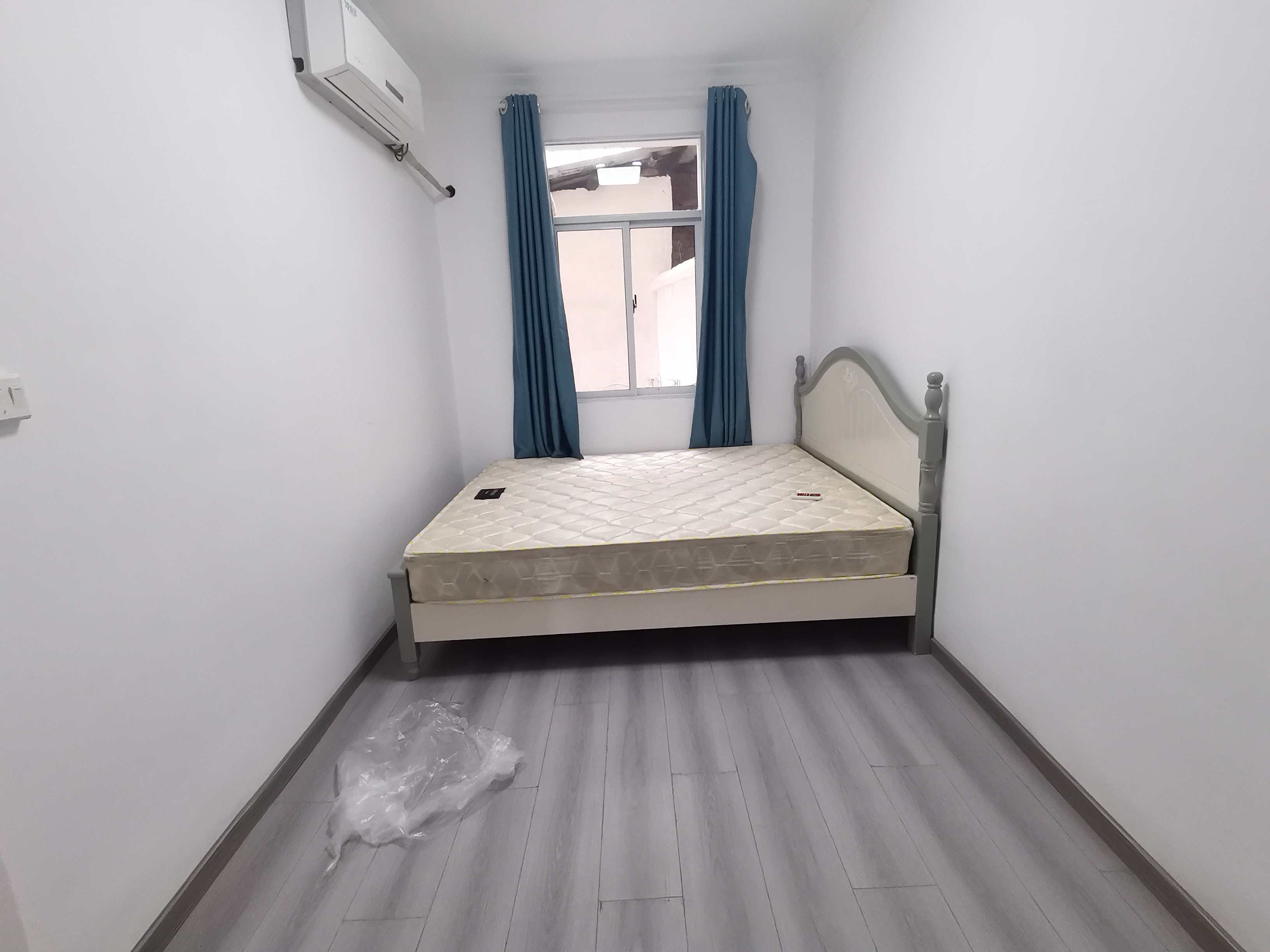 老城区一中附近单位房四室两厅，带一个院子，不动产证在手，售32万