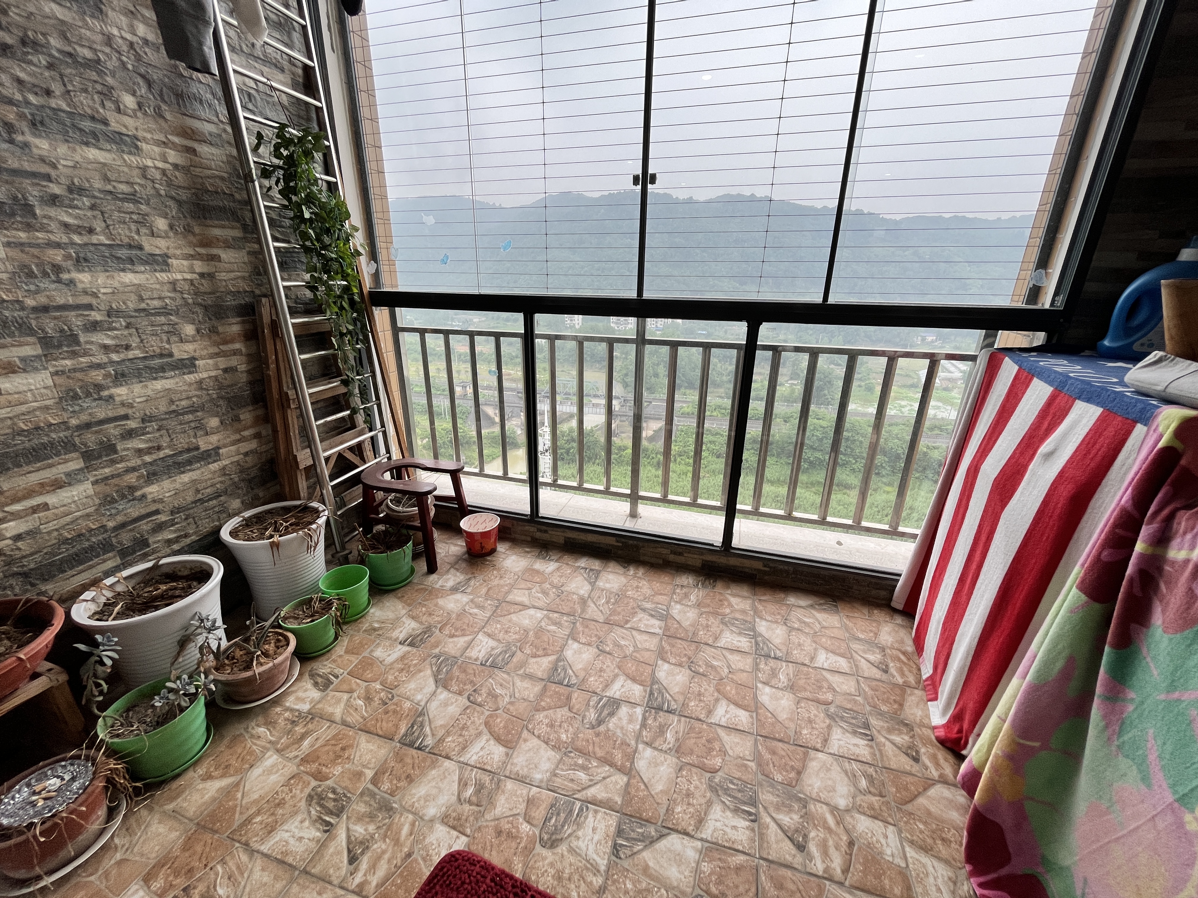 博园澜郡好楼层110平米崭新装修婚房业主外地置业诚意急售卖，61万，证满两年