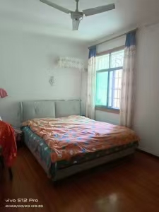 龙翔小区好楼层，四室两厅两卫送储物间，证件齐全42万