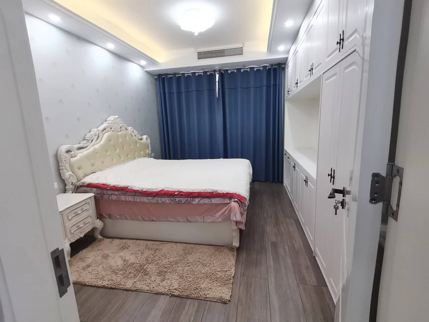 萬泰華府好樓層房子非常漂亮很新沒怎么住可當(dāng)婚房四室兩廳帶陽臺南北通透戶型