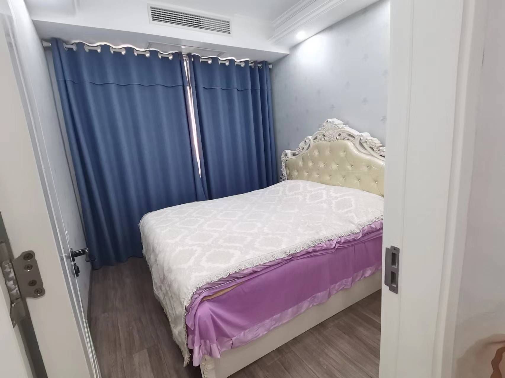 萬泰華府好樓層房子非常漂亮很新沒怎么住可當(dāng)婚房四室兩廳帶陽臺南北通透戶型