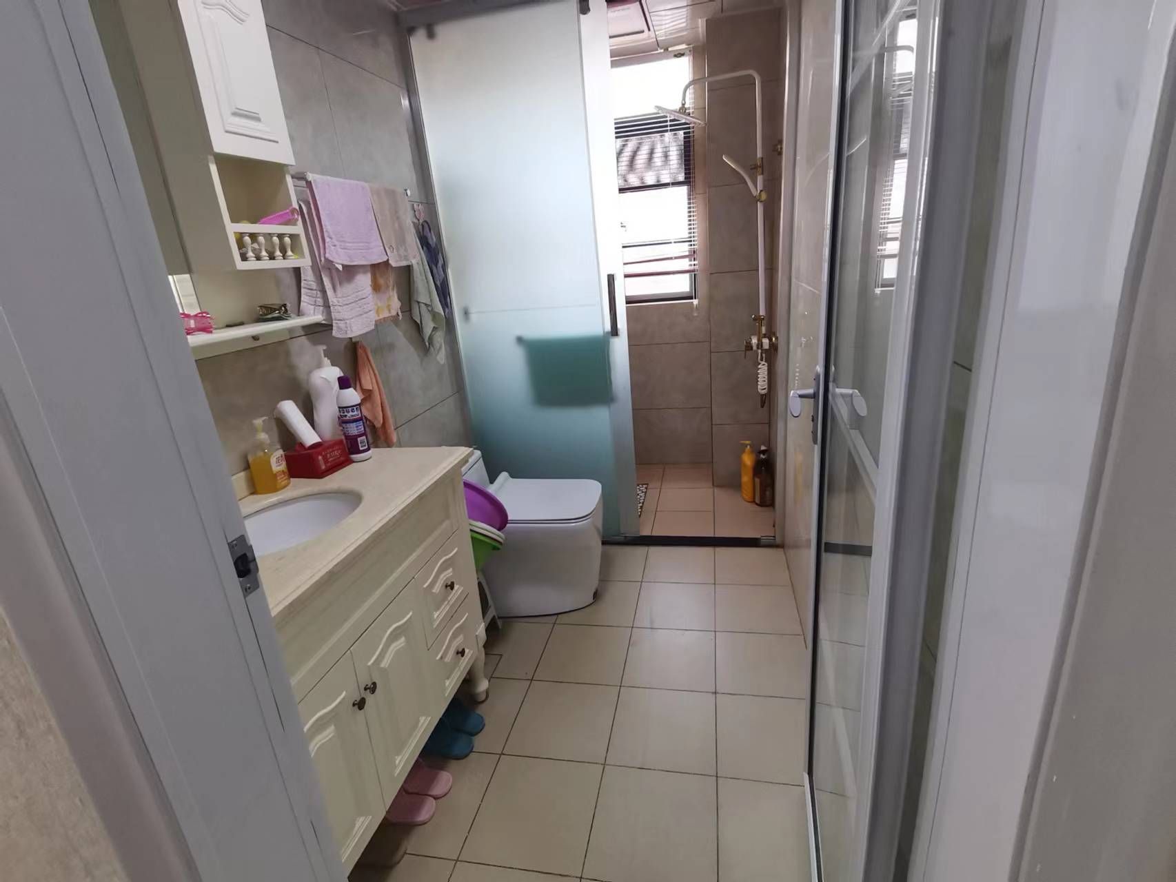 萬泰華府好樓層房子非常漂亮很新沒怎么住可當(dāng)婚房四室兩廳帶陽臺南北通透戶型