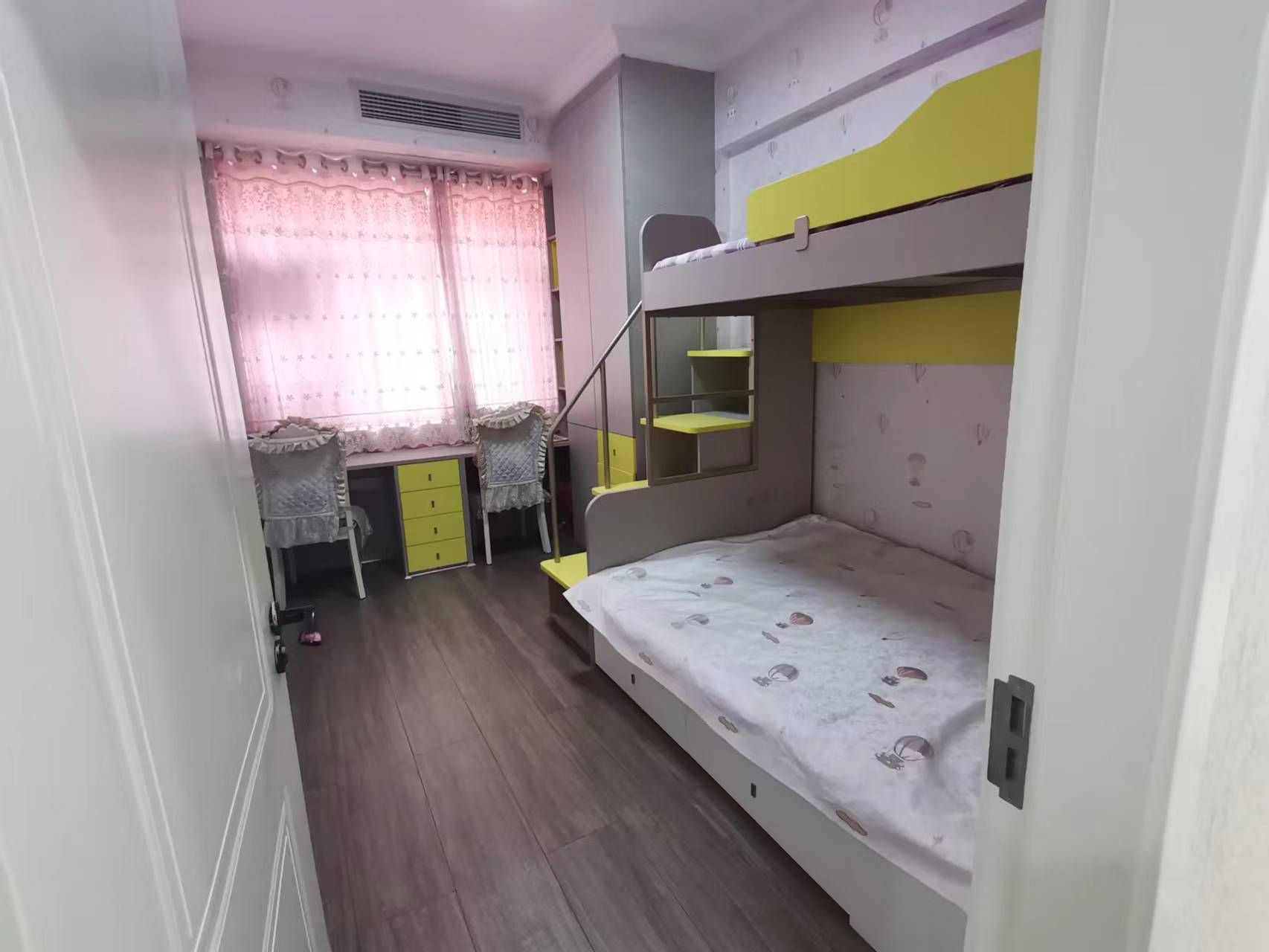 萬泰華府好樓層房子非常漂亮很新沒怎么住可當(dāng)婚房四室兩廳帶陽臺南北通透戶型