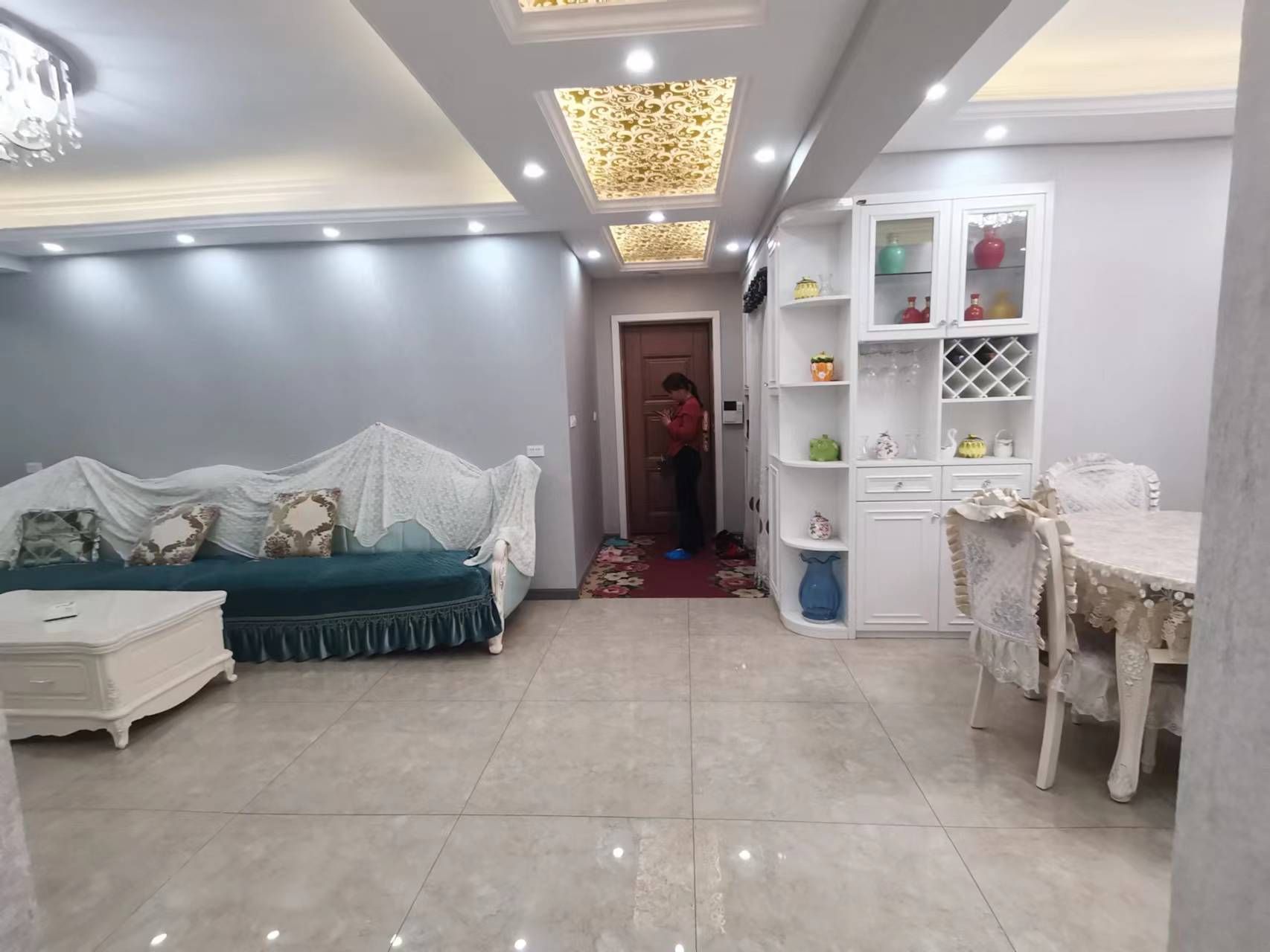 萬泰華府好樓層房子非常漂亮很新沒怎么住可當(dāng)婚房四室兩廳帶陽臺南北通透戶型