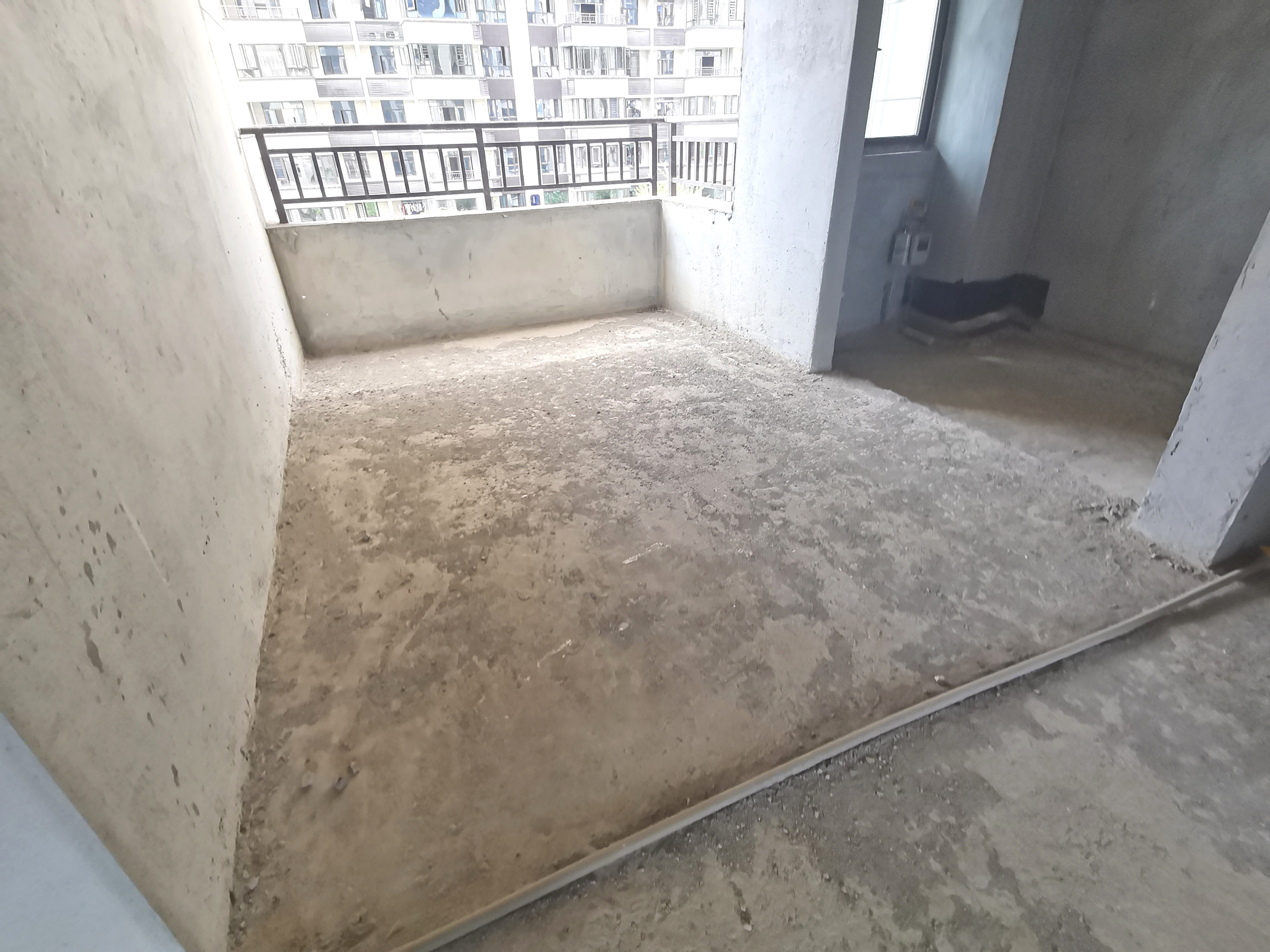 鵬成清華府小高層三室兩廳兩衛(wèi)證件齊全看房方便