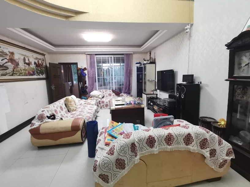 新區(qū)廣場附近復(fù)式樓好樓層四室兩廳180平米售60萬