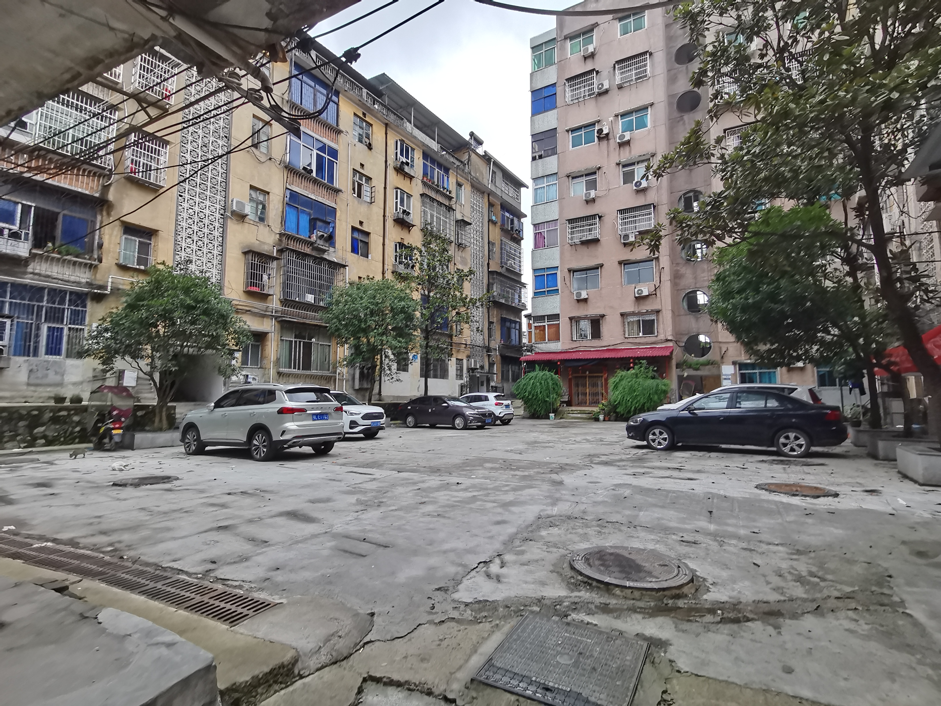 出门就是二小市邮政小区二楼边户83平米三室双阳台包过户