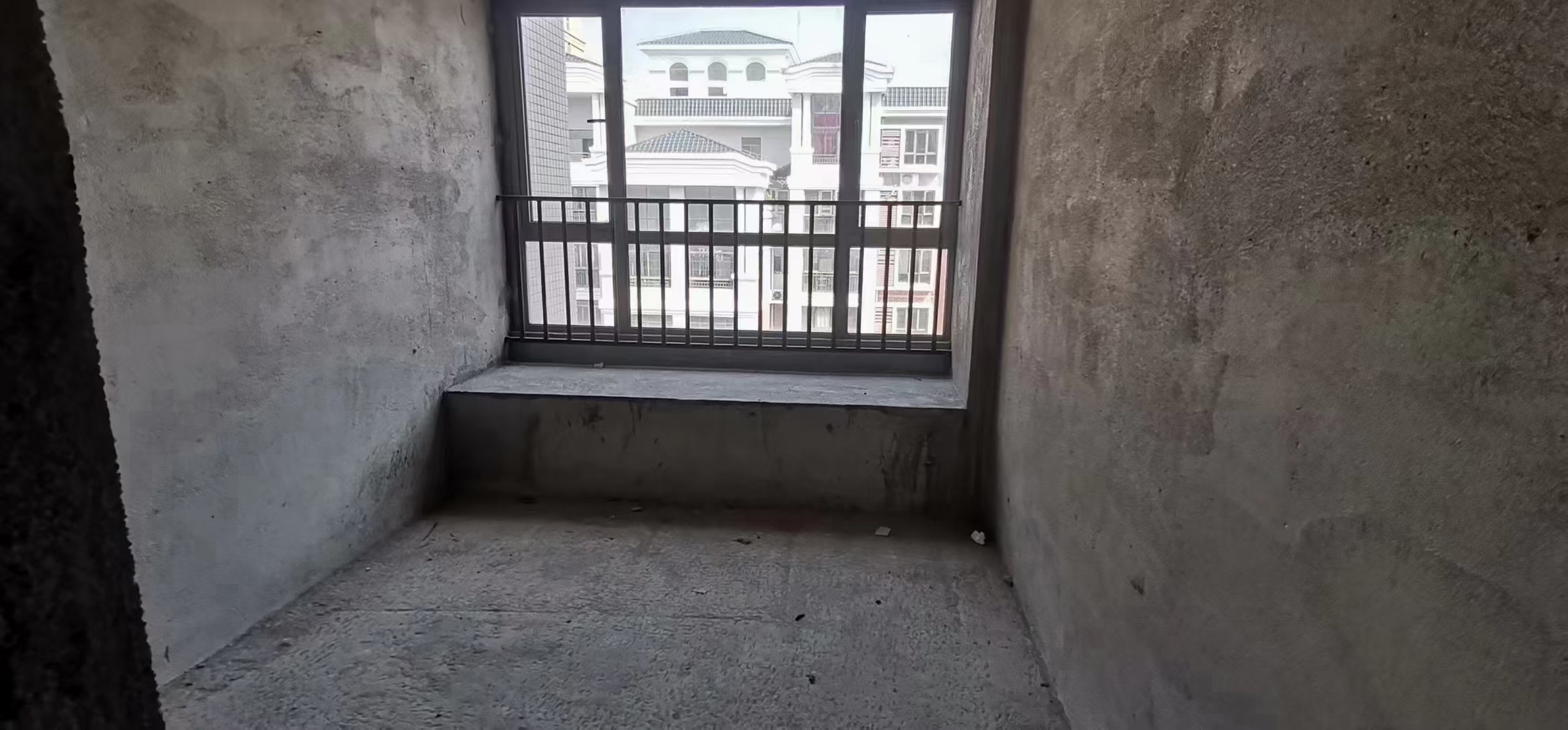 万泰华府三房两厅两卫南北通透双阳台！好楼层！证件齐全！售50万！