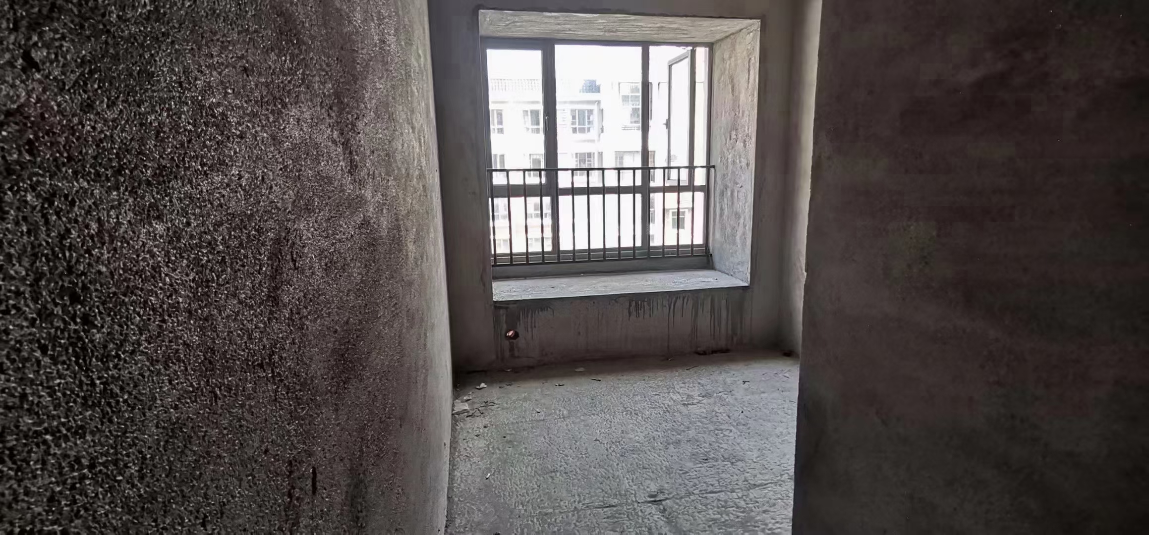万泰华府三房两厅两卫南北通透双阳台！好楼层！证件齐全！售50万！