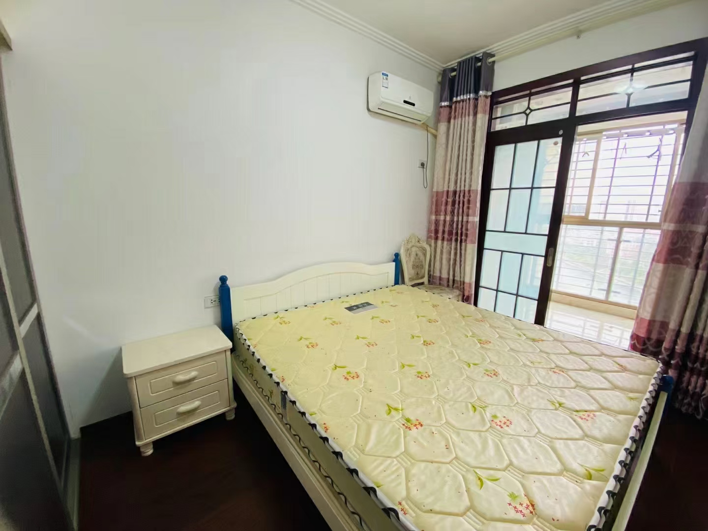 精装电梯3房，河景房，128平，63万，证满两年