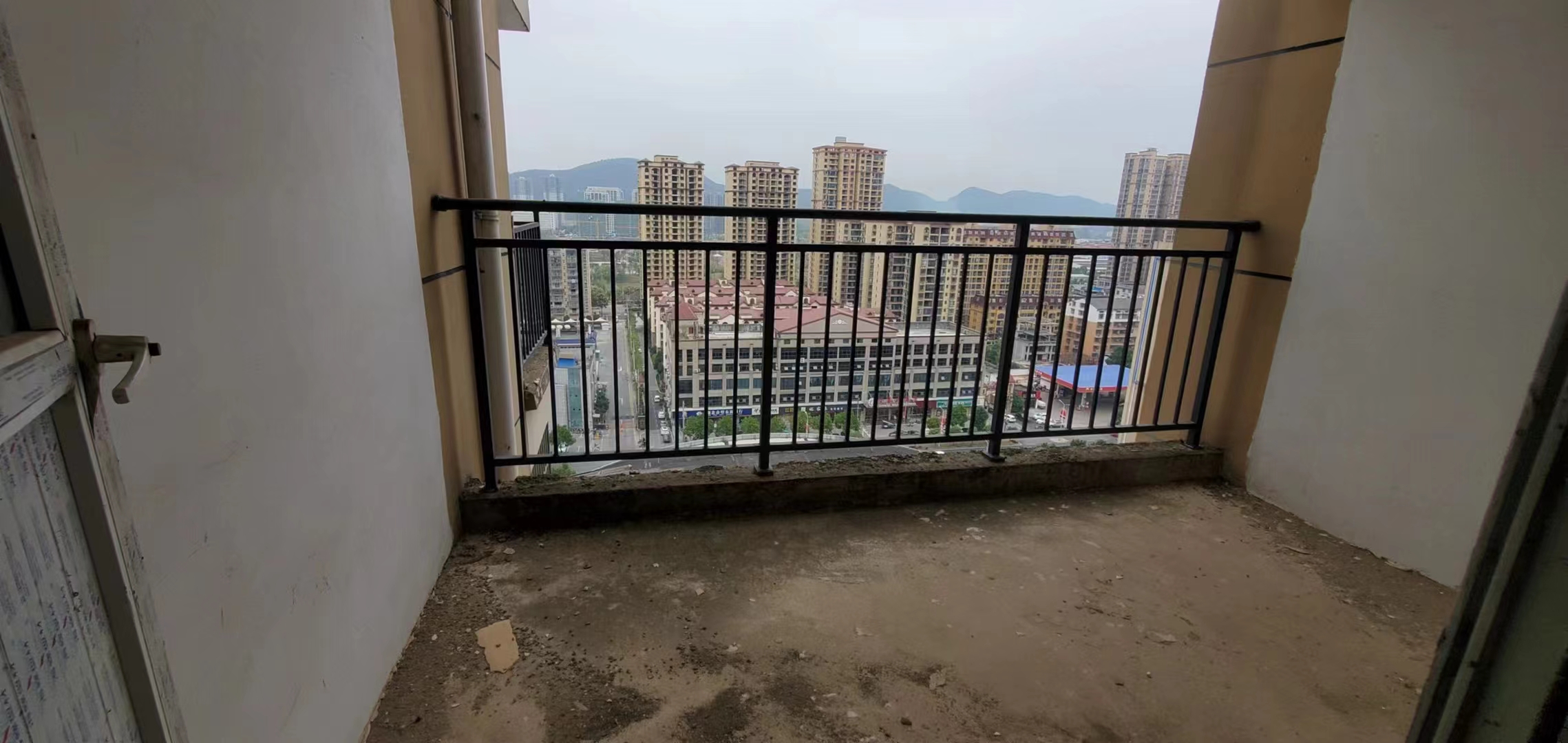 維多利亞，電梯房137平，四房兩廳，證件齊全滿二，售50萬！